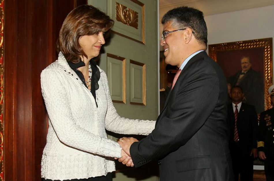 La ministra de Relaciones Exteriores de Colombia, María Angela Holguín, saluda a su homólogo de Venezuela, Elías Jaua