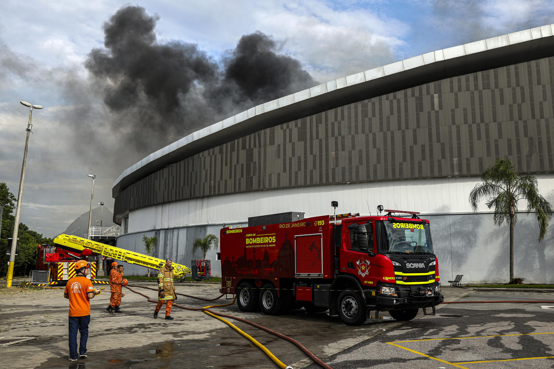 Grave incendio destruye parte de la cubierta del velódromo olímpico de Río de Janeiro