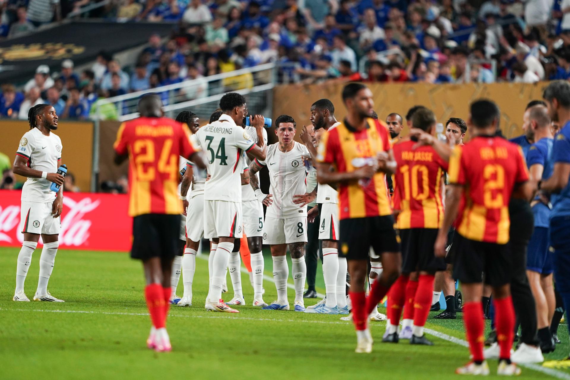 PHILADELPHIA (United States), 25/06/2025.- Chelsea and Esperance de Tunisie players take a hydration break due to the extreme heat during the FIFA Club World Cup 2025 match between Esperance de Tunis and Chelsea in Philadelphia, Pennsylvania, USA, 24 June 2025. (Mundial de Fútbol, Filadelfia, Túnez) EFE/EPA/WILL OLIVER
