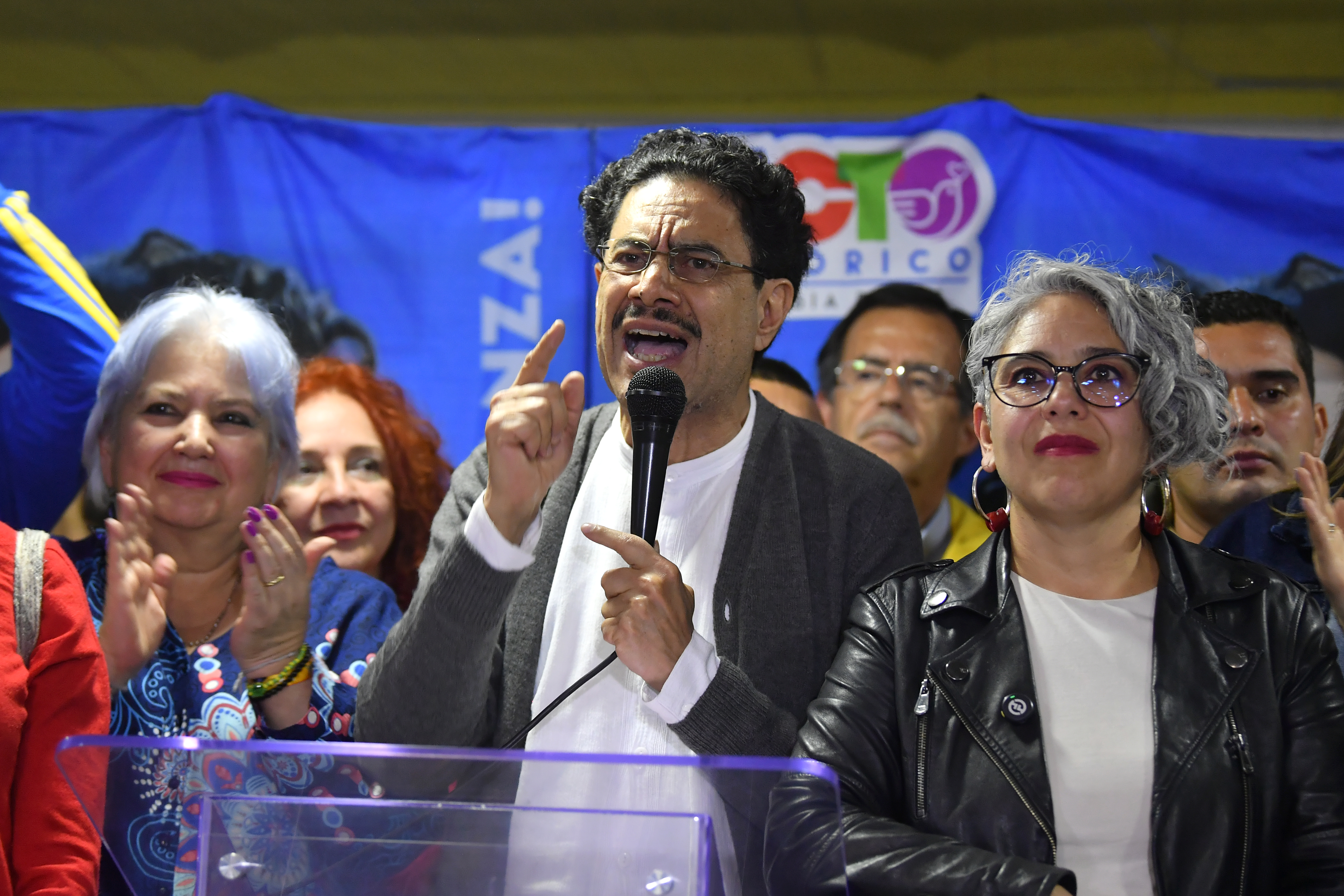 Senador, durante su discurso de triunfo tras ganar la Consulta del Pacto Histórico para definir un candidato único para la presidencia 2026; aparece en compañía de las senadoras Gloria Flórez, María José Pizarro y la exministra Susana Muhamad entre otros.