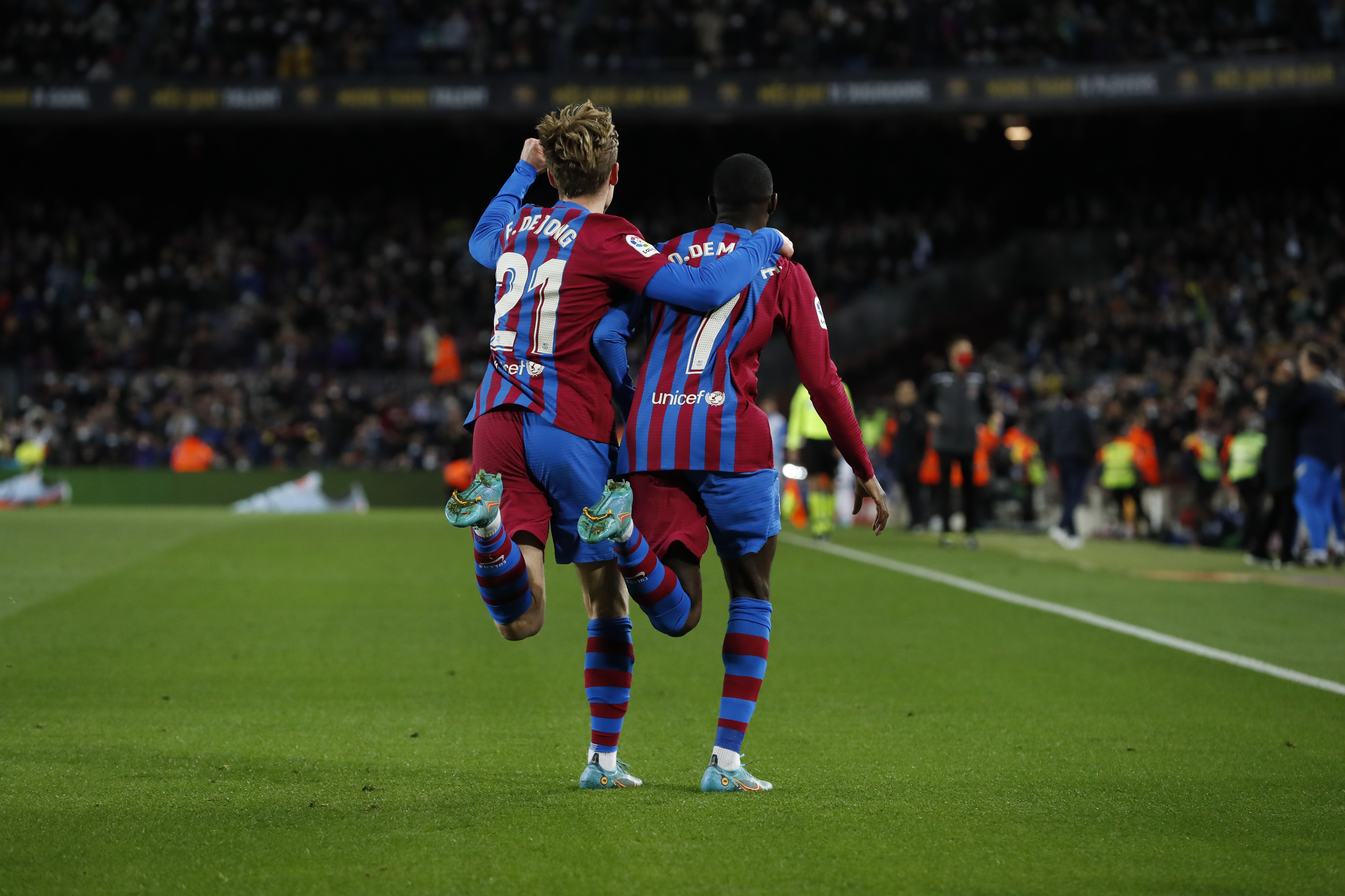 BARCELONA, 27/02/2022.- Los jugadores del FC Barcelona, el neerlandés Frenkie de Jong (i) y el francés Ousmane Dembélé, celebran el segundo gol del equipo blaugrana durante el encuentro correspondiente a la jornada 26 de primera división que disputan hoy domingo frente al Athletic Club en el estadio del Camp Nou, en Barcelona. EFE / Alberto Estevez.