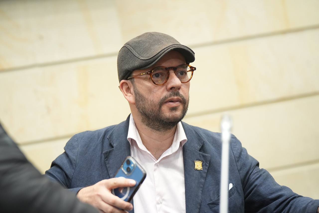 Representante Gabriel Becerra.