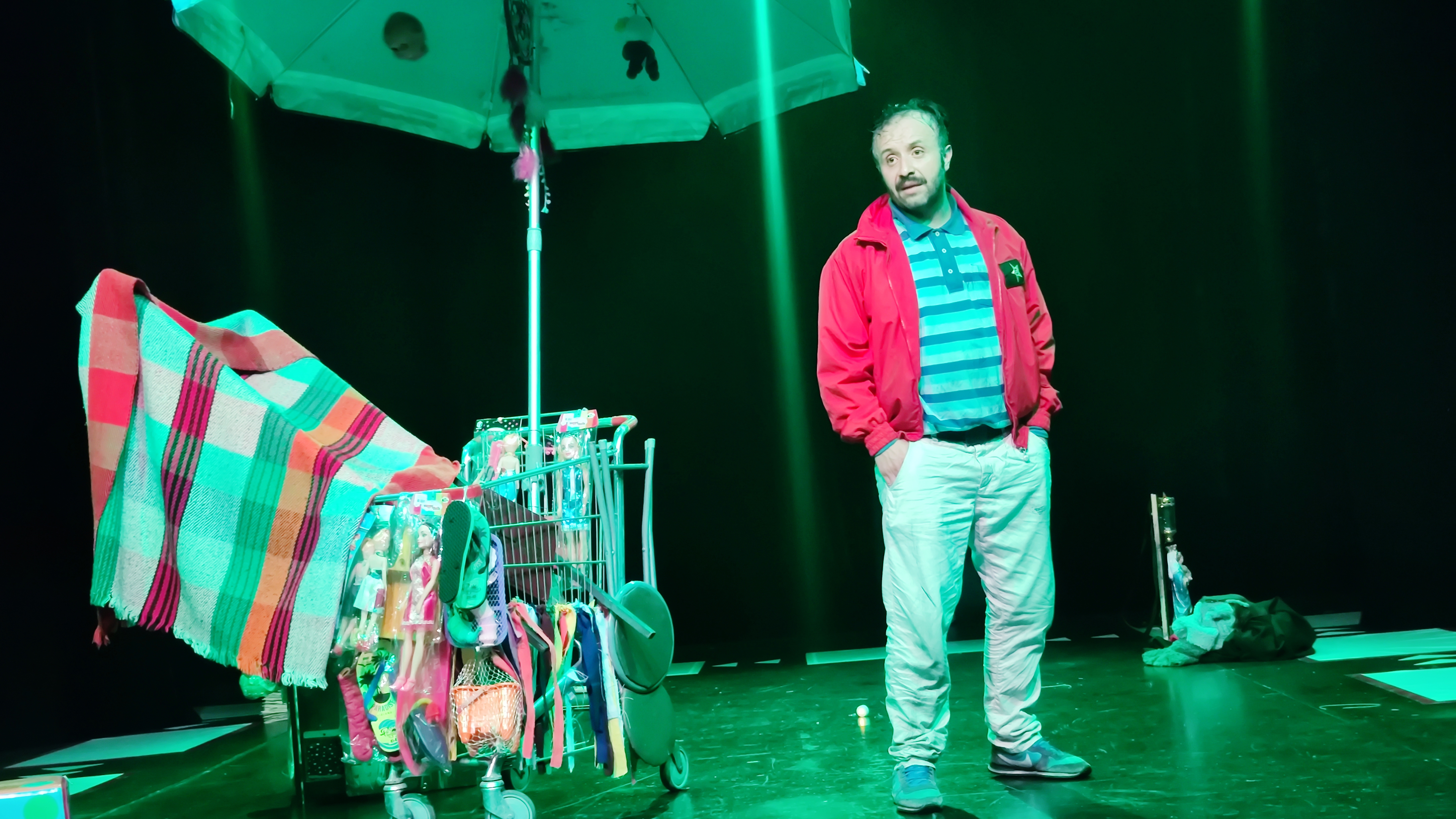 Escena de la obra 'El Willy's' que narra la vida de un hombre que se rebusca la vida en la ciudad.