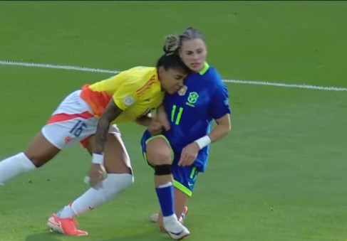 Jorelyn Carabalí perdió la cabeza y le dio penalti insólito a Brasil: ¿era roja?