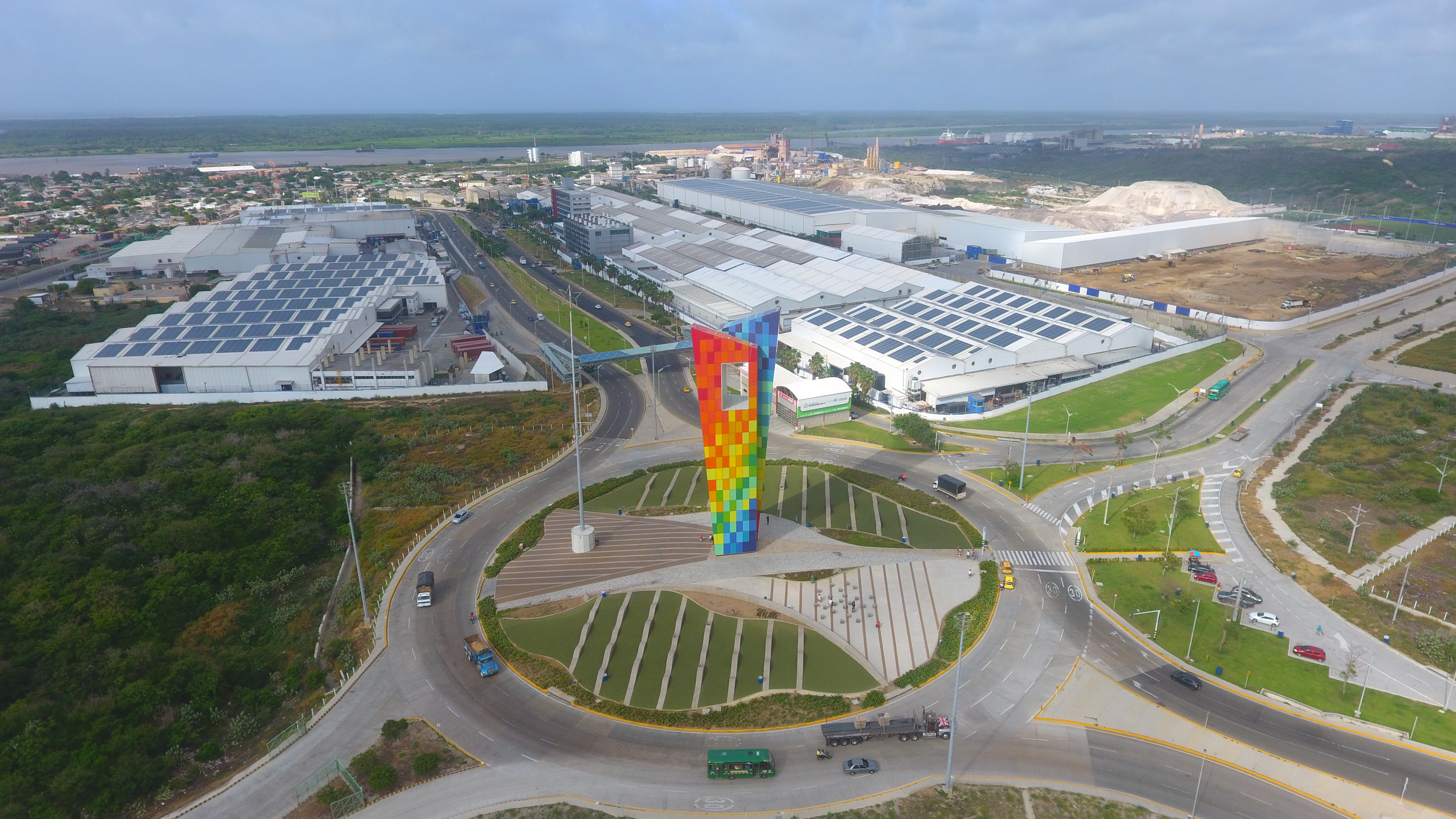 Imagen aérea de una empresa de vidrio.