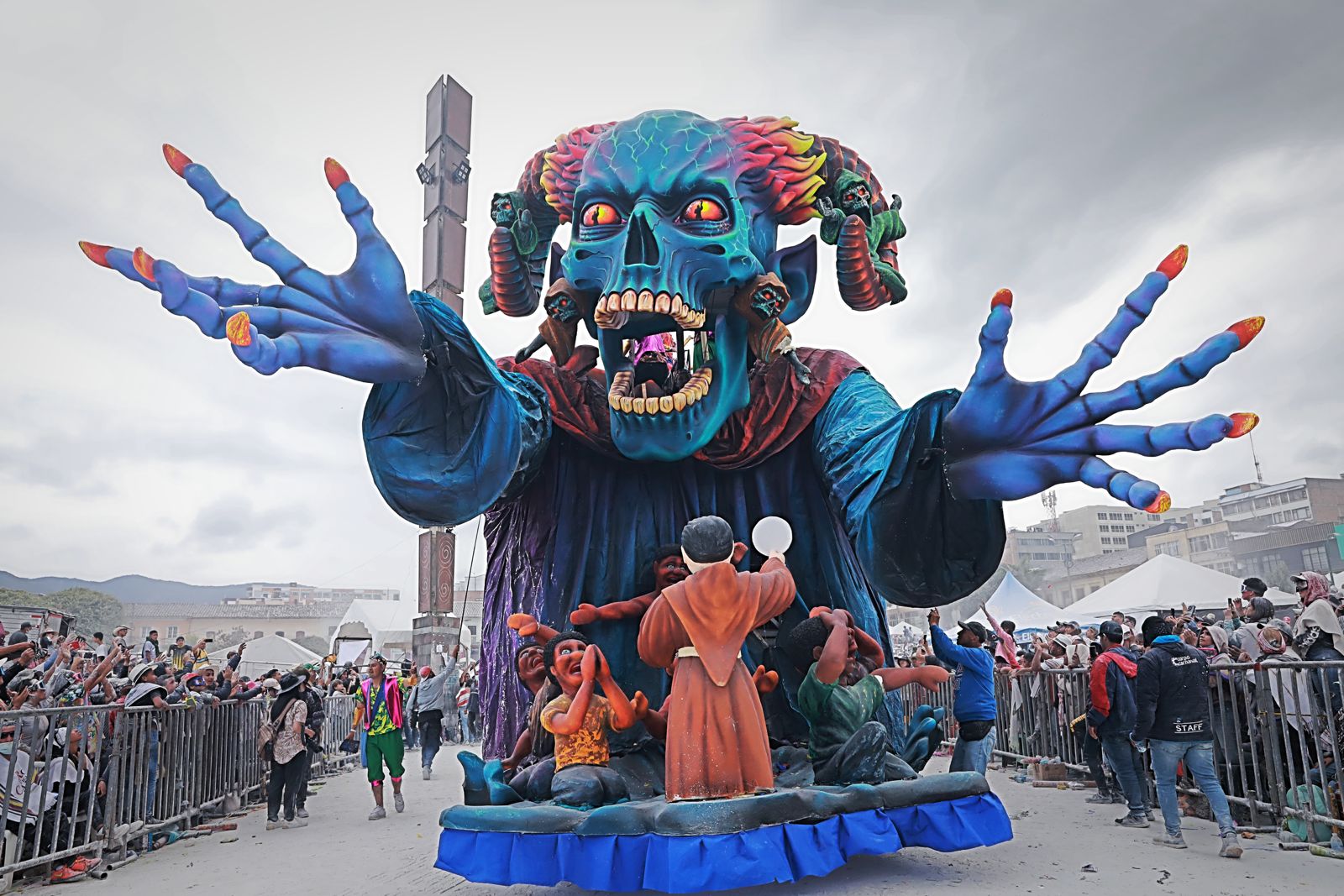 Bogotá recibe la fiesta: el preámbulo del Carnaval de Negros y Blancos 2025