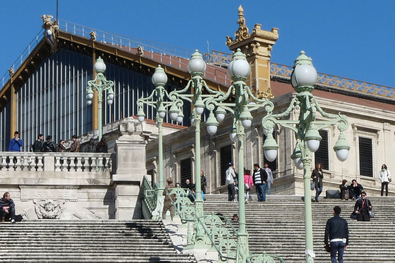 Mujer lanza ácido contra turistas en Marsella (Francia)