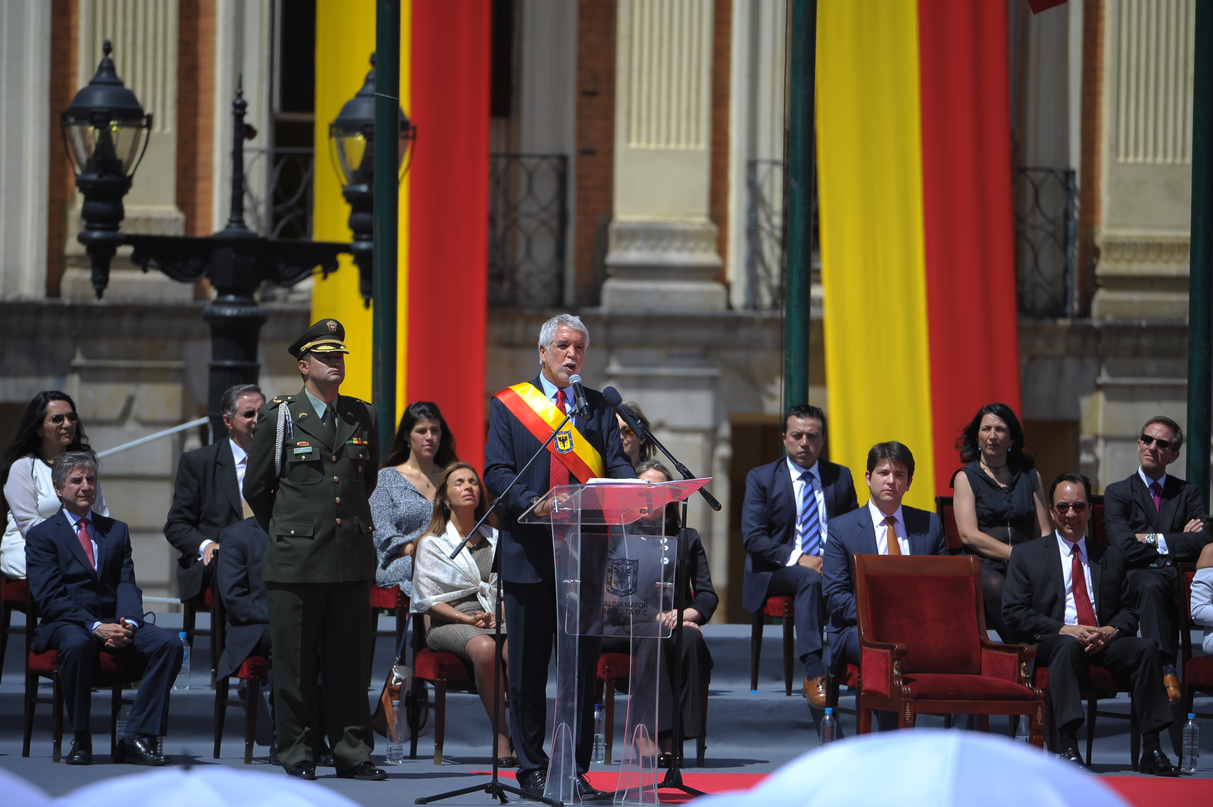 Miguel Uribe acompañó a Enrique Peñalosa en su posesión como alcalde de Bogotá y fue su secretario de Gobierno.