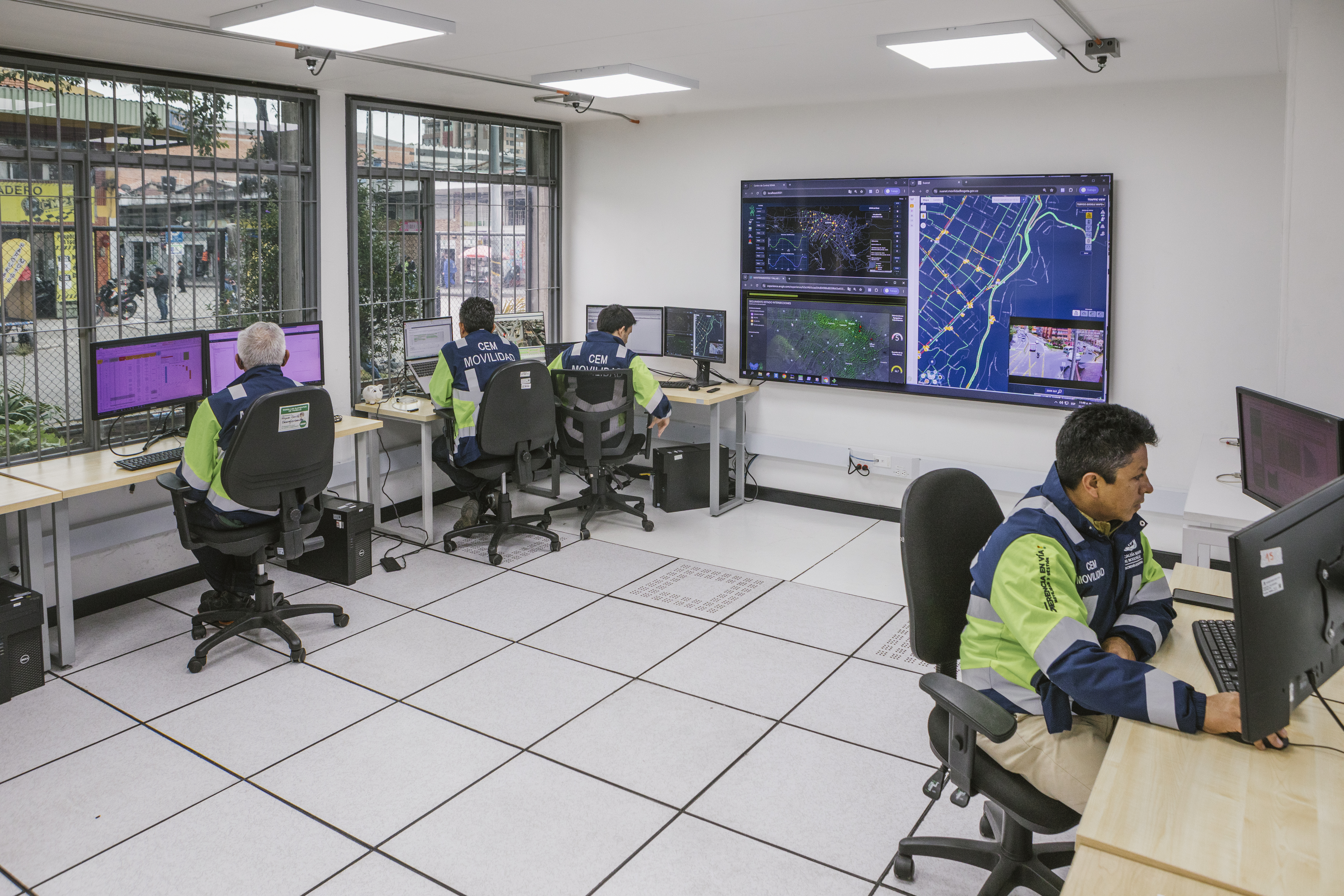 Funcionarios del laboratorio estudian la información obtenida en tiempo real de la ciudad para mejorar la frecuencia de los semáforos.