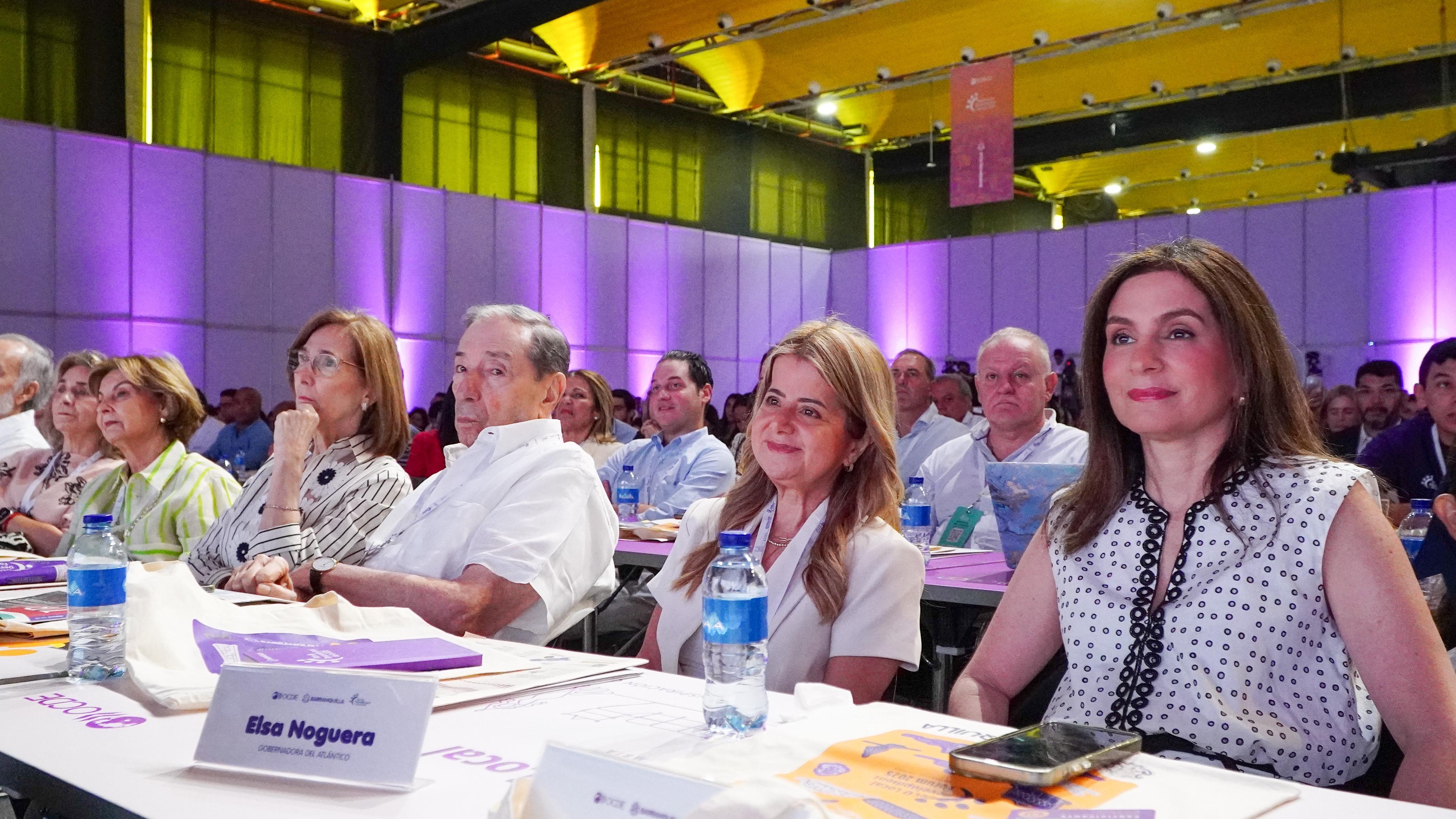 Entre los asistentes al foro estuvieron dirigentes, empresarios, académicos y la ciudadanía. En la foto, en primera fila: María Mercedes De la Espriella, Fuad Char Abdala, la exgobernadora y exministra Elsa Noguera, y la primera dama de Barranquilla, Katia Nule.
