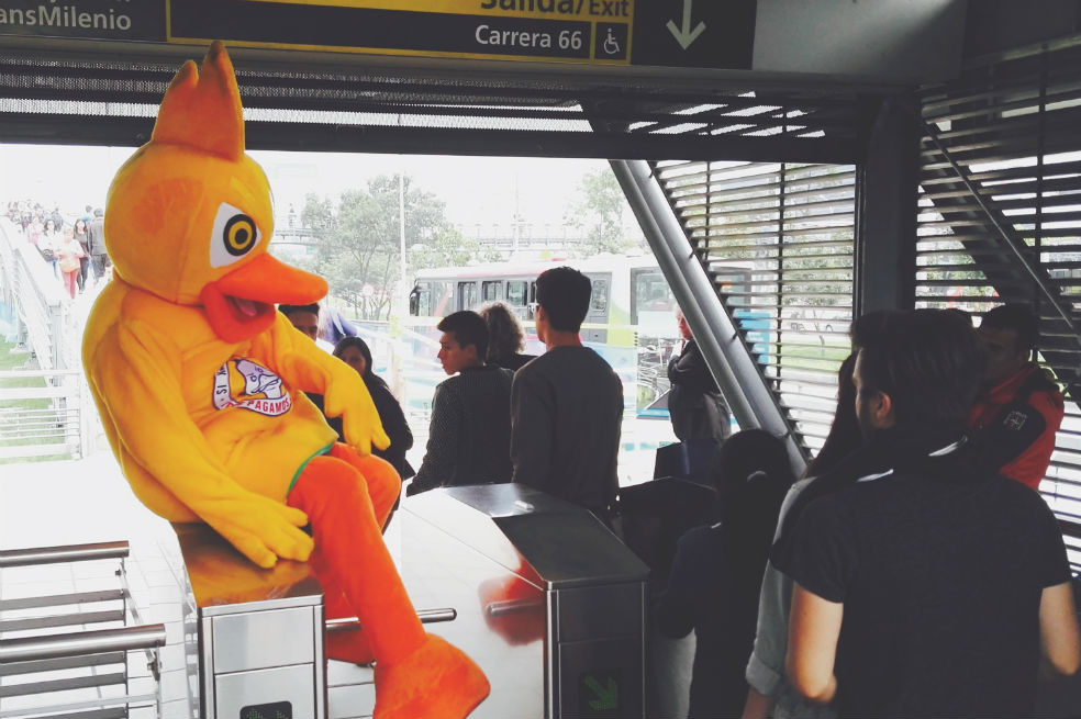‘Todos pagamos el pato’, la estrategia de Transmilenio para hacerles frente a colados