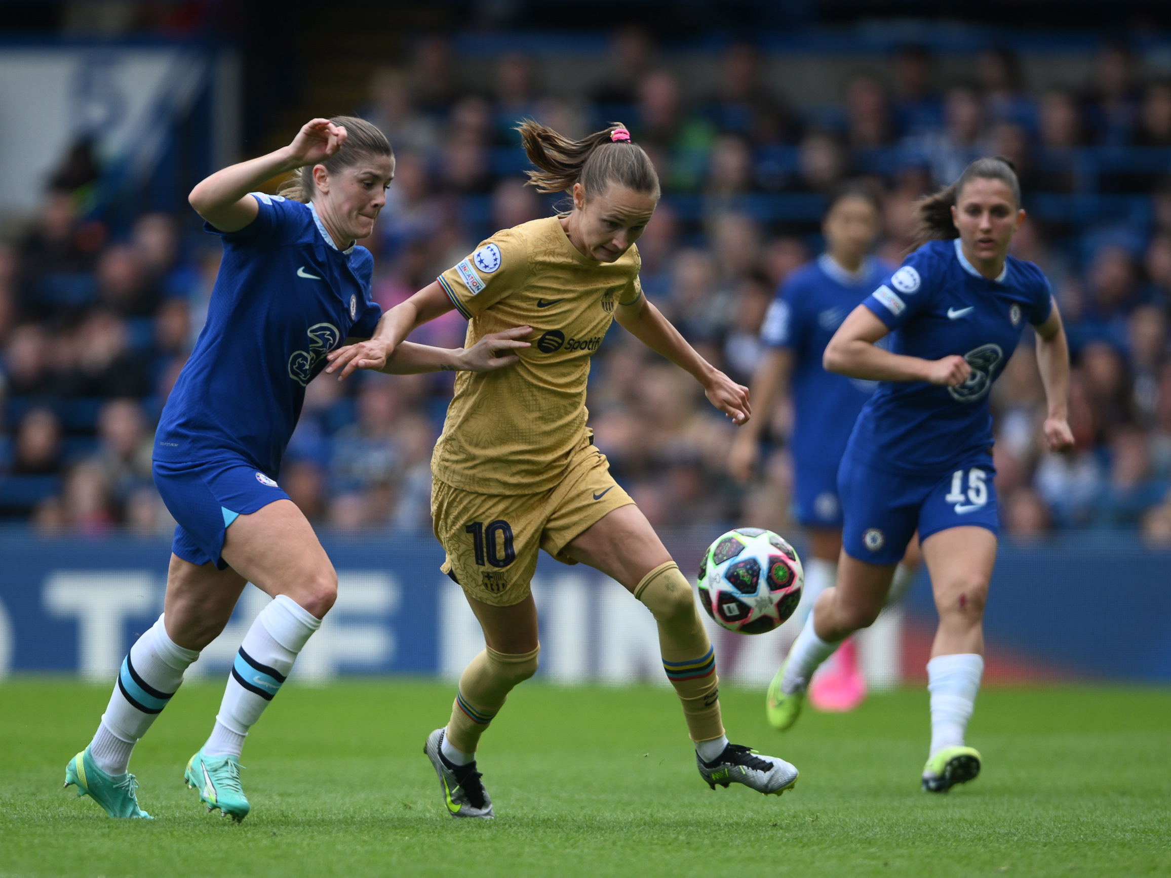 Champions femenina: Barcelona gana en campo de Chelsea y se acerca a la final