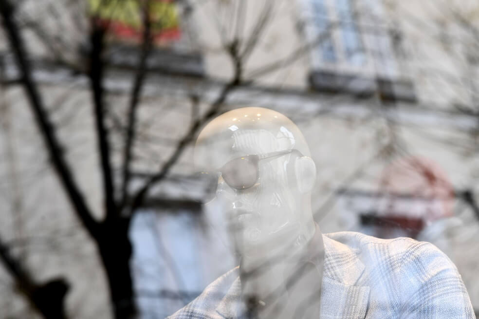 Los maniquís, como este en Madrid, España, también se han quedado solos y en cuarentena en las vitrinas de los grandes almacenes. / Gabriel Bouys / AFP