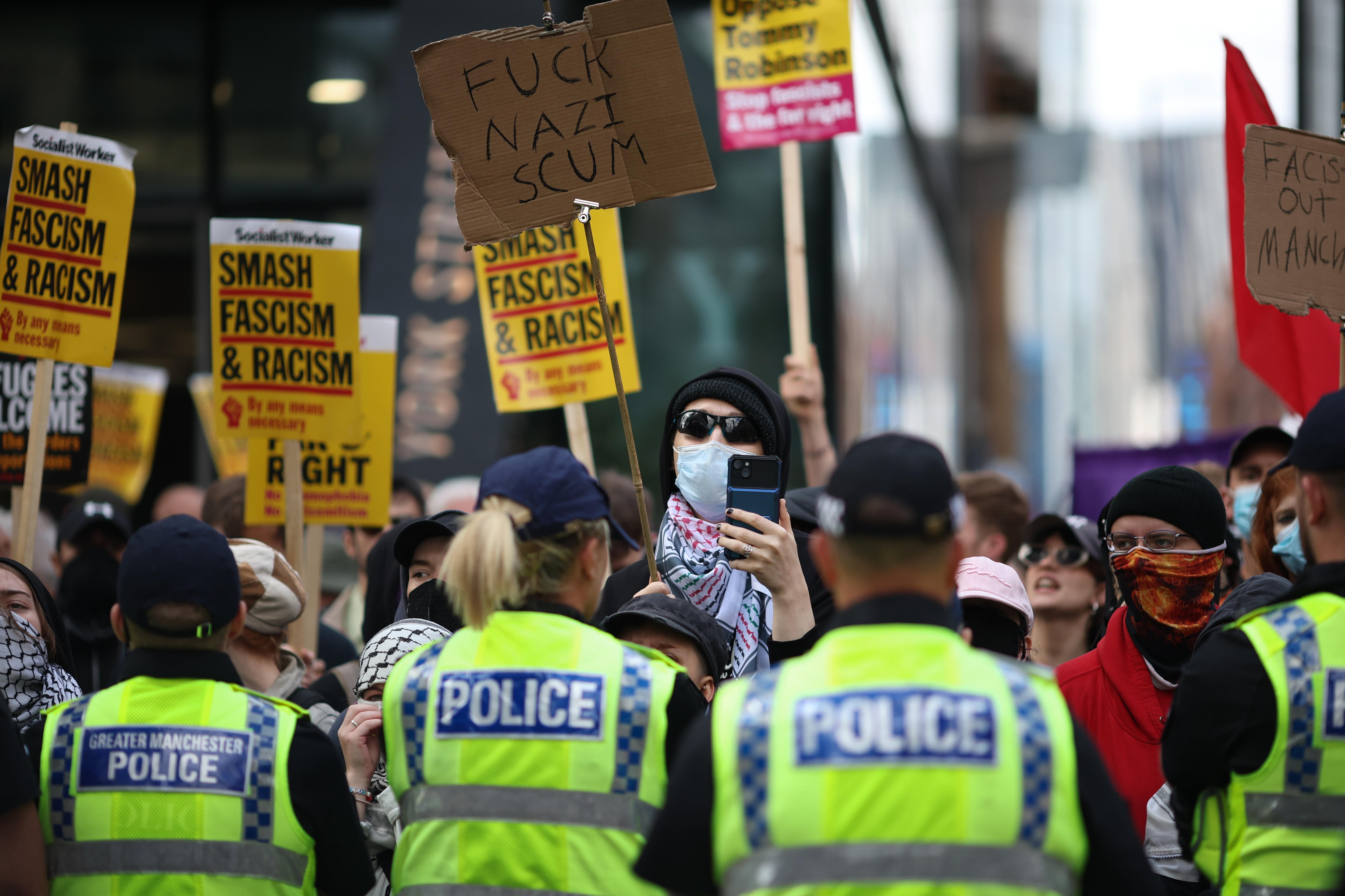 Manchester (United Kingdom), 03/08/2024.- Anti-racism protesters hold up signs in Manchester, Britain, 03 August 2024. Violent demonstrations by members of far-right groups have sprung up across Britain in the aftermath of a fatal stabbing attack in Southport, in which three children were killed and eight more seriously injured along with two adults. (Protestas, Reino Unido) EFE/EPA/STR