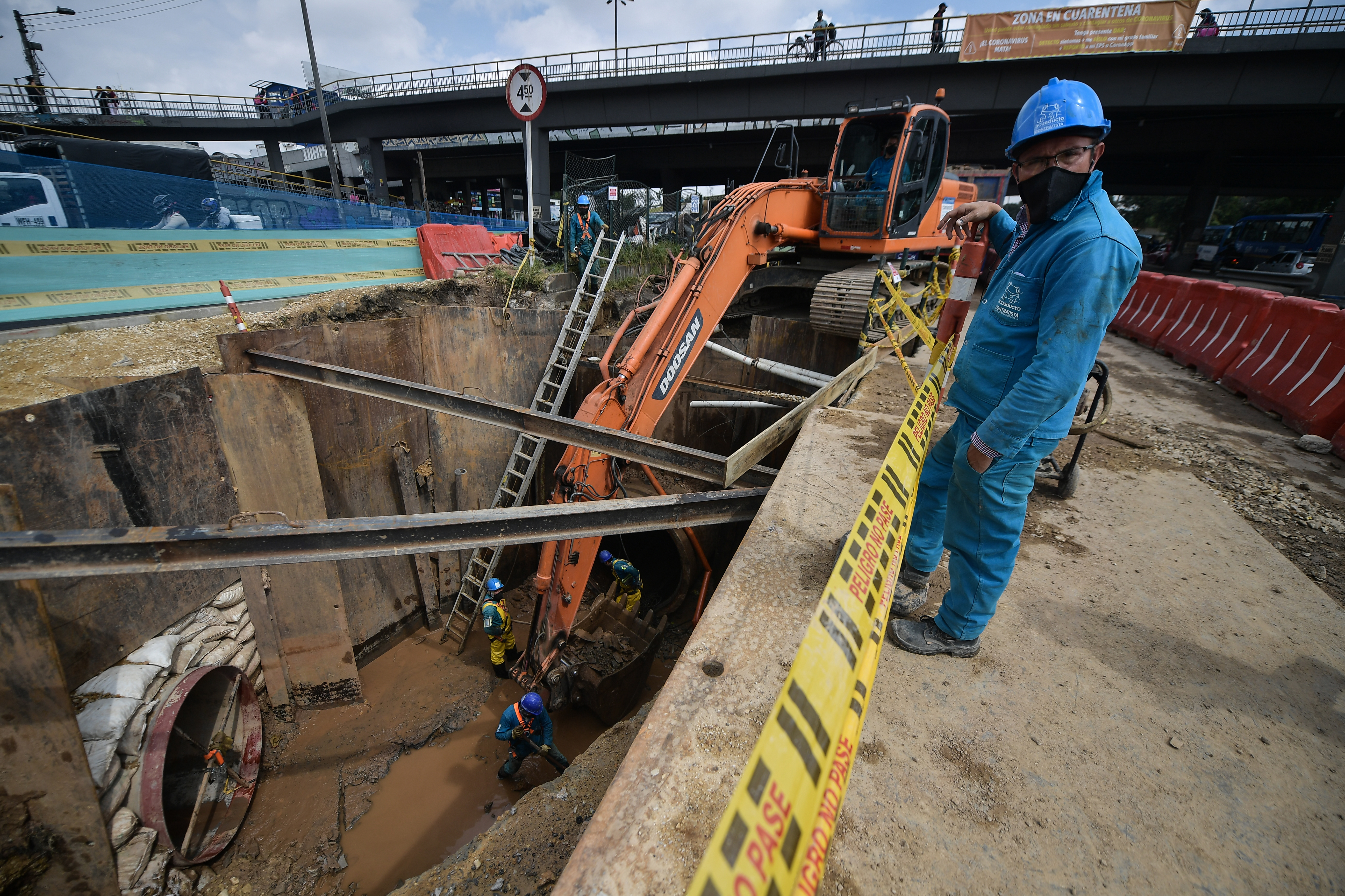 Operarios trabajando en excavación.