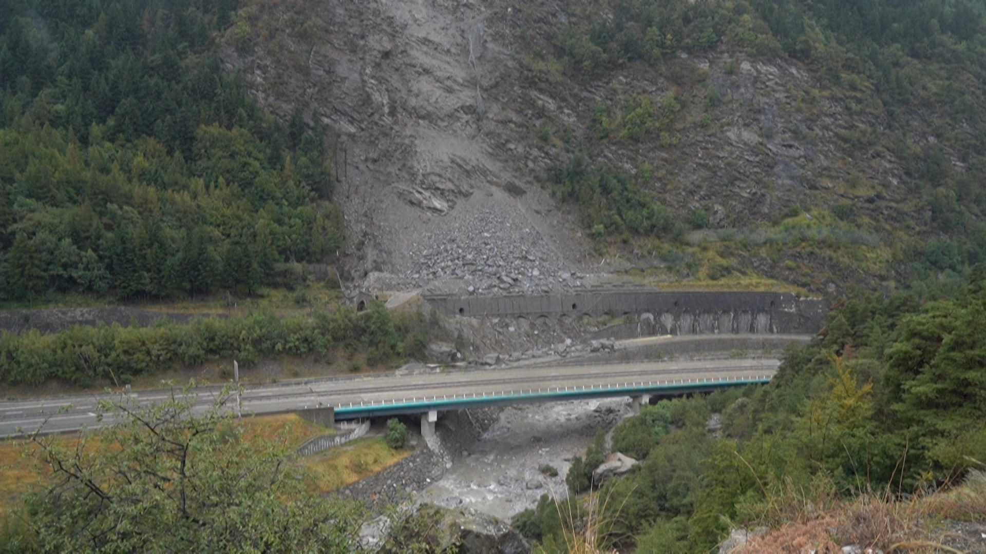 Desprendimiento de roca en los Alpes perturba el transporte entre Francia e Italia