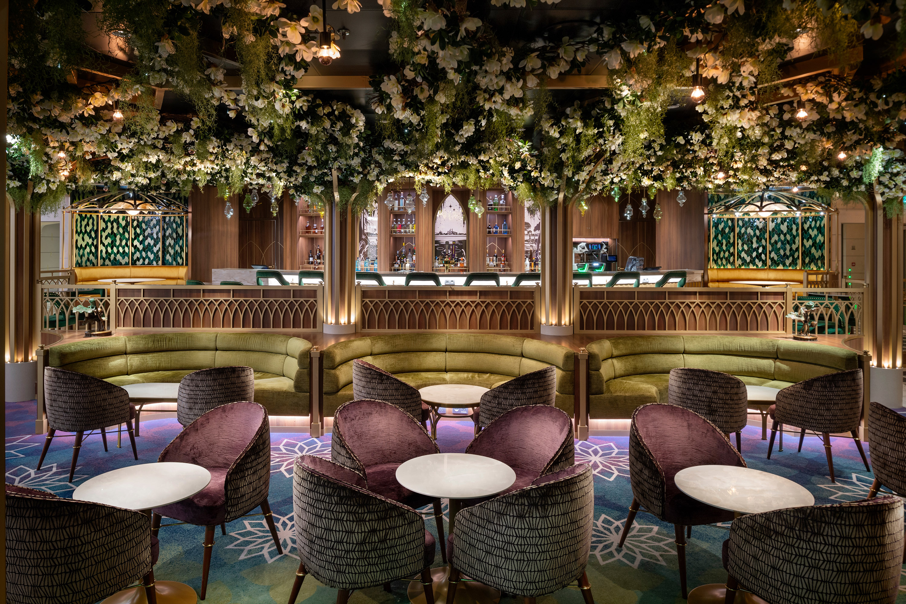 The Bayou es un lounge informal inspirado en Nueva Orleans y en toda la magia de la película "La princesa y el sapo". Es perfecto para probar innovadores cocteles, cafés especiales y los famosos "beignets" (Buñuelos típicos de Louisiana), en un ambiente animado con entretenimiento en vivo.