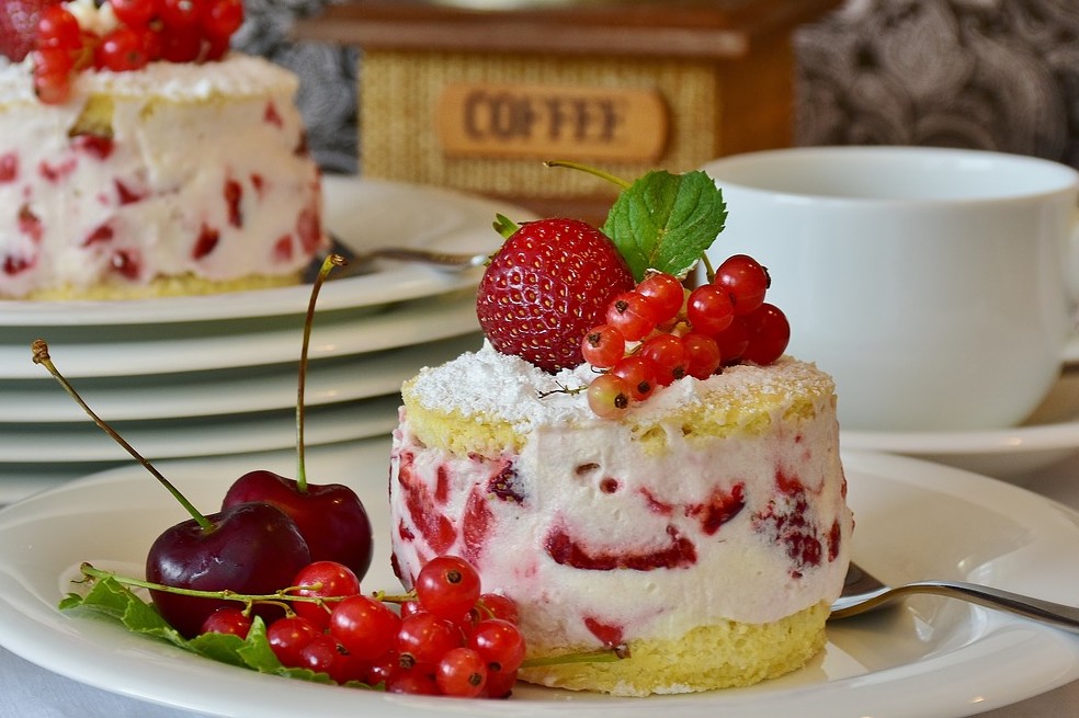 ¿Cómo preparar una esponjosa torta de frutos rojos?