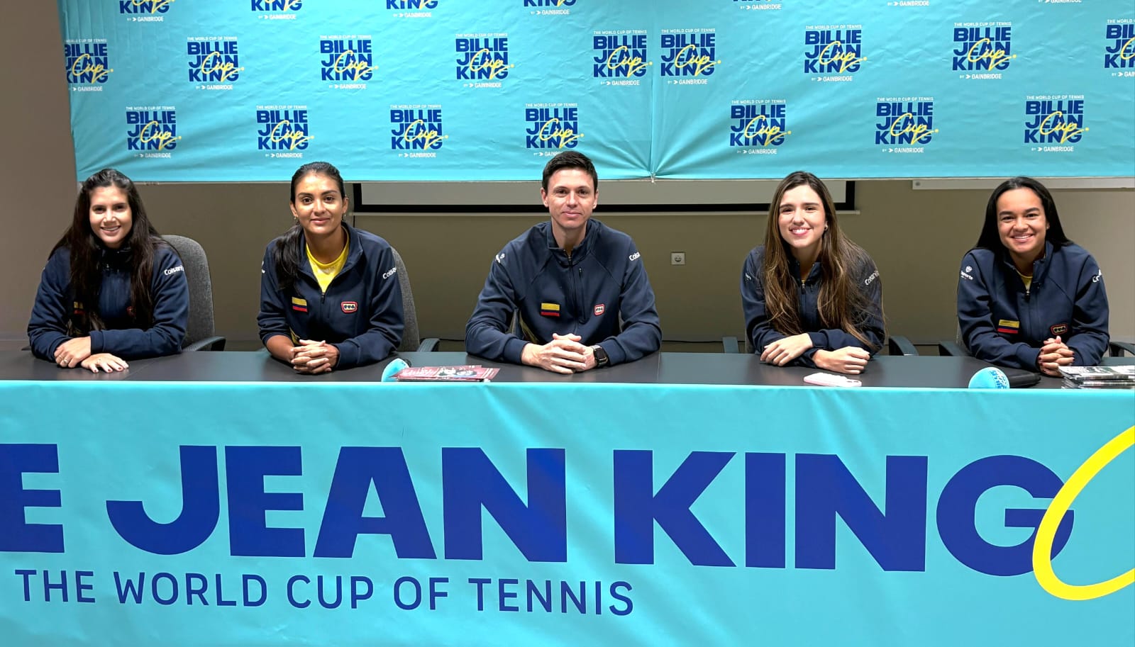 El Equipo Colombia Colsanitas, con Camila Osorio al frente, durante la conferencia previa al debut en la Billie Jean King Cup en Varazdin, Croacia.