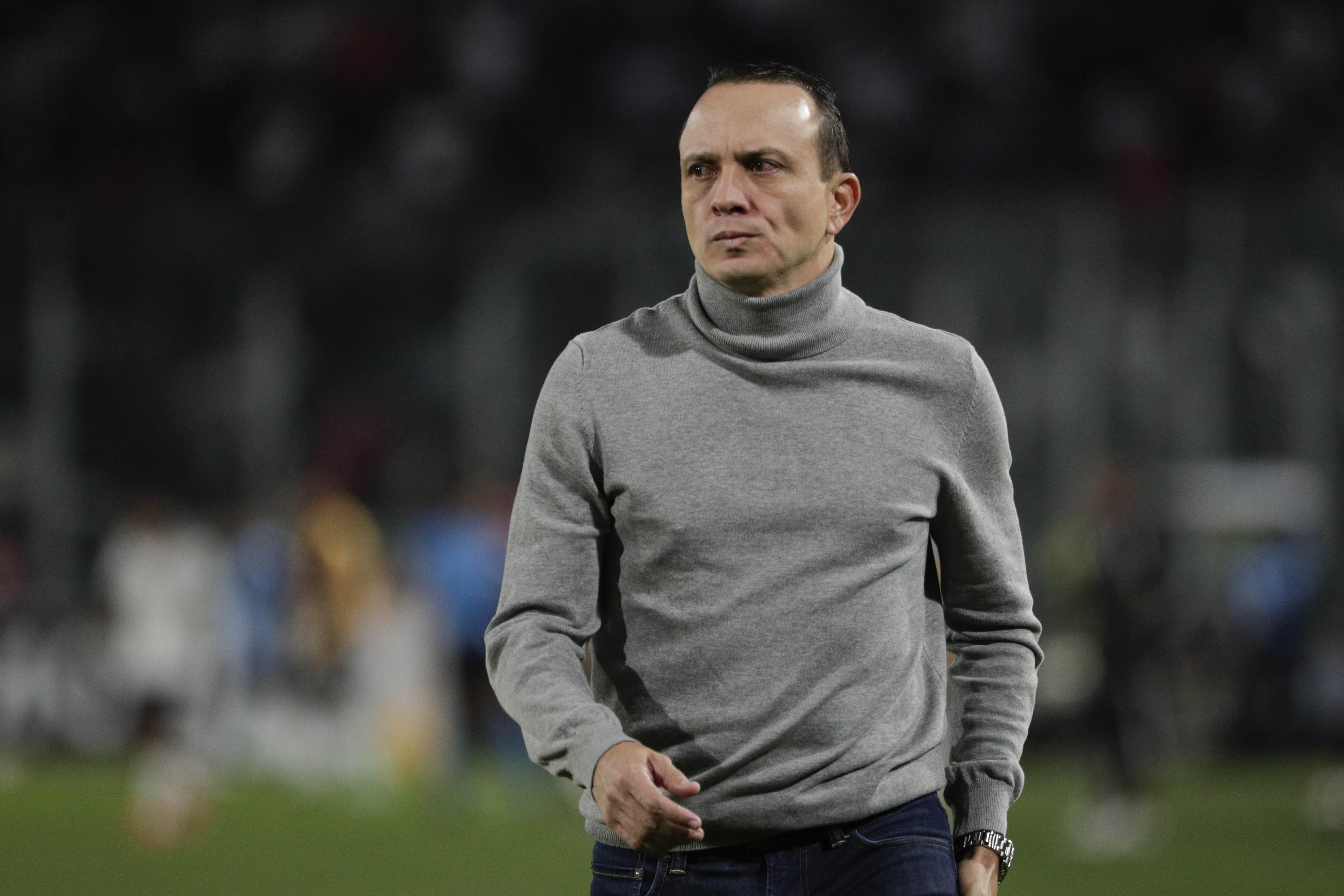 AMDEP352. SANTIAGO (CHILE), 23/04/2024.- El entrenador de Alianza Alejandro Restrepo reacciona en un partido de la fase de grupos de la Copa Libertadores entre Colo Colo y Alianza Lima este martes, en el estadio Monumental David Arellano en Santiago (Chile). EFE/ Elvis González
