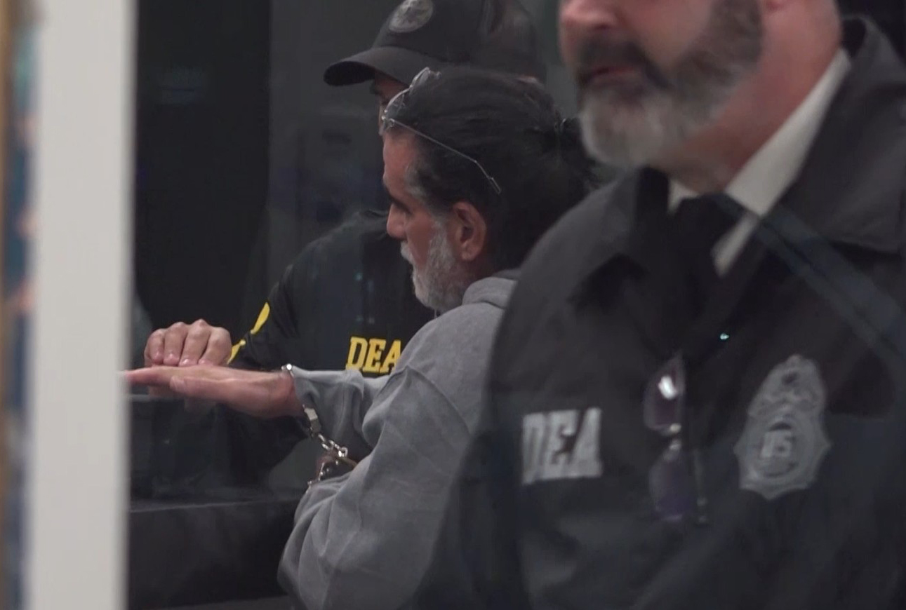 AME2374. MIAMI-DADE (ESTADOS UNIDOS), 16/05/2026.- Captura de video del empresario colombiano Alex Saab escoltado por agentes de la DEA a su llegada este sábado, al aeropuerto de Opa-locka, en el condado de Miami-Dade (EE.UU.). Saab fue deportado por el Gobierno de Venezuela a Estados Unidos por la presunta comisión de delitos en el país norteamericano, según informó el venezolano Servicio Administrativo de Identificación, Migración y Extranjería (SAIME). EFE/ Anthoni Belchi