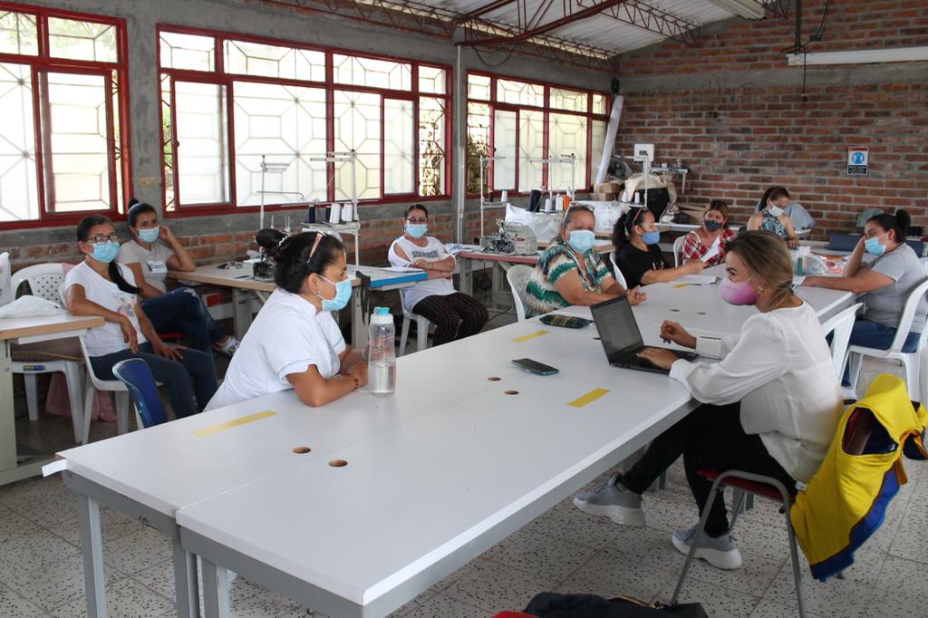 Las alcaldías son las encargadas de proporcionar los espacios para las capacitaciones; la Gobernación imparte los talleres y crea los enlaces con el sector privado.