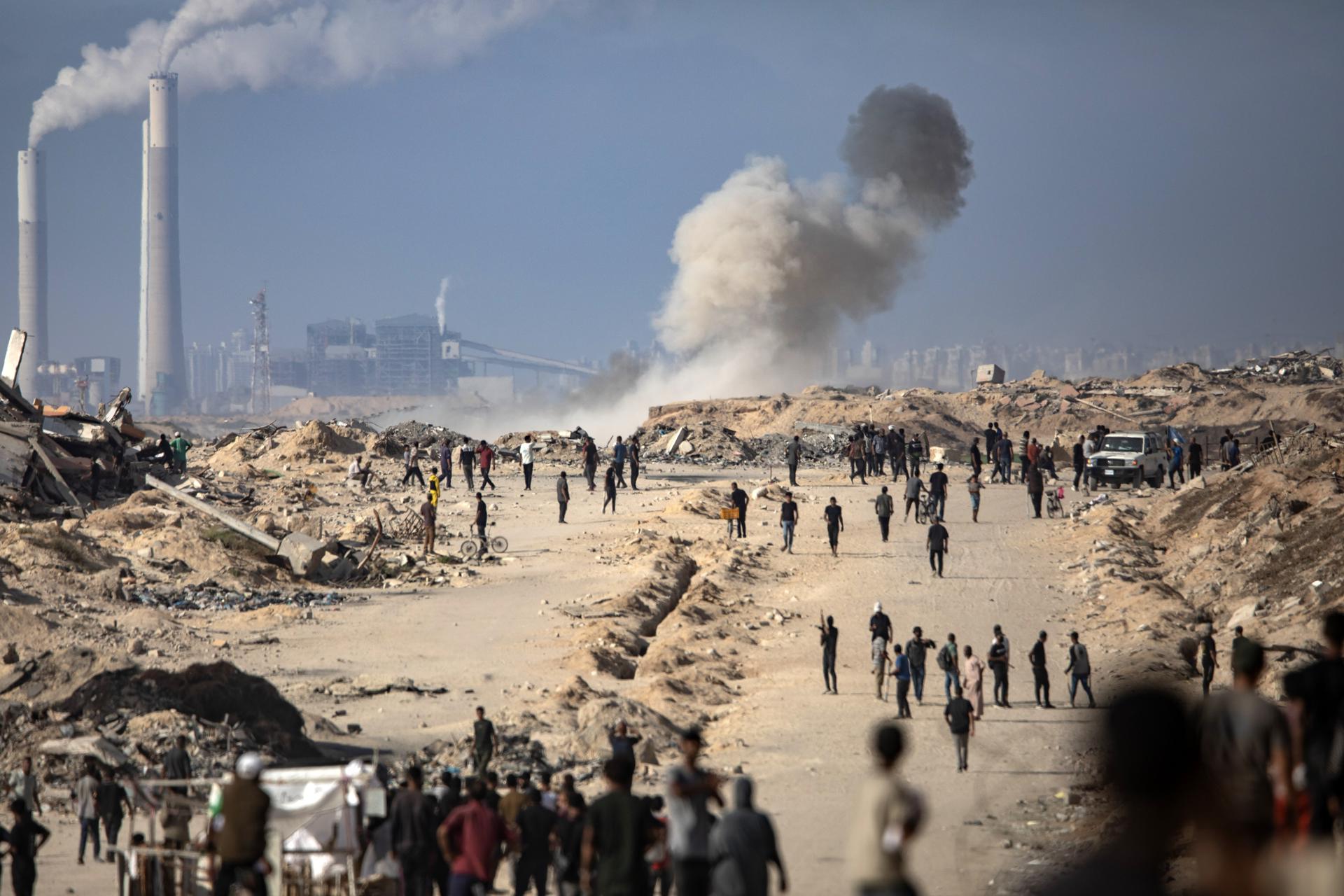 GAZA (---), 25/06/2025.- Smoke rises after an artillery shell fired by an Israeli tank towards aid seekers in the Zikim area, west of Gaza City, 25 June 2025. EFE/EPA/HAITHAM IMAD