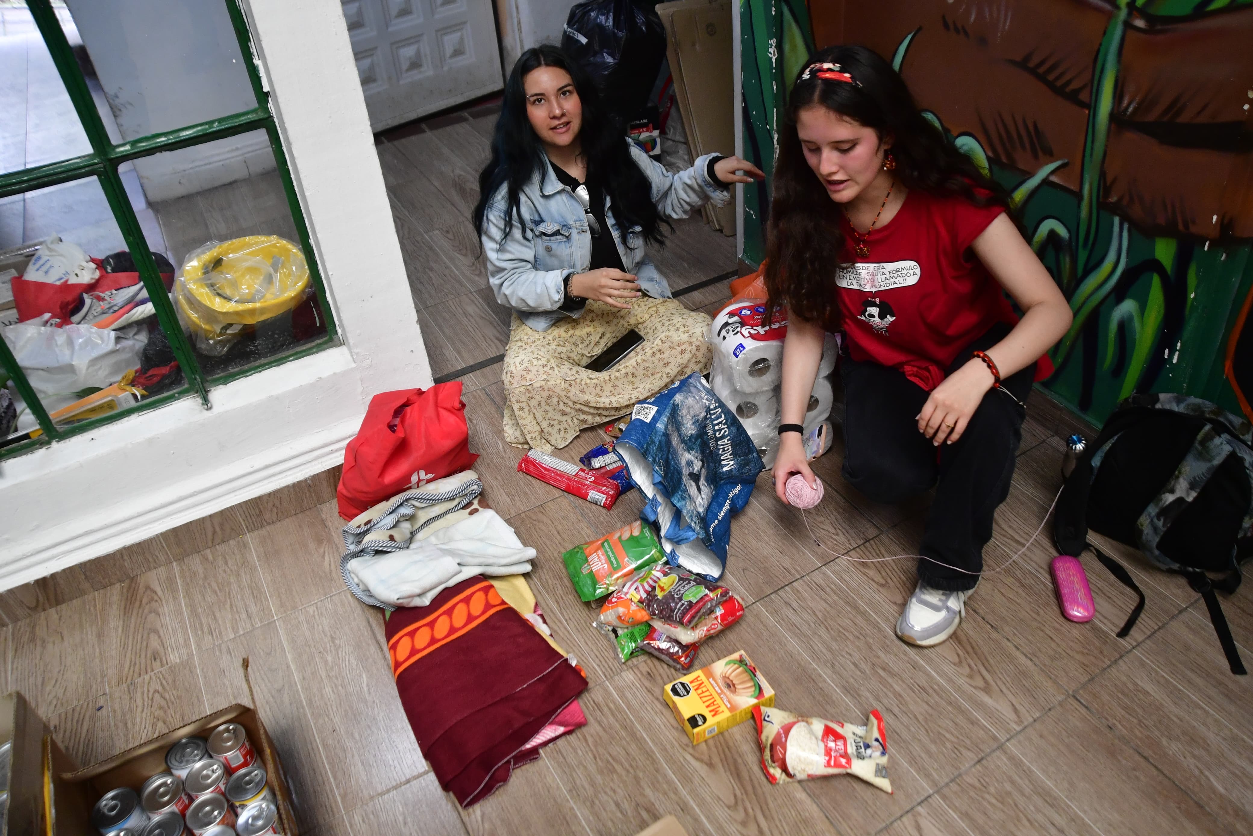 Los voluntarios clasifican las donaciones antes de que comiencen su recorrido hacia las comunidades damnificadas por el sismo.