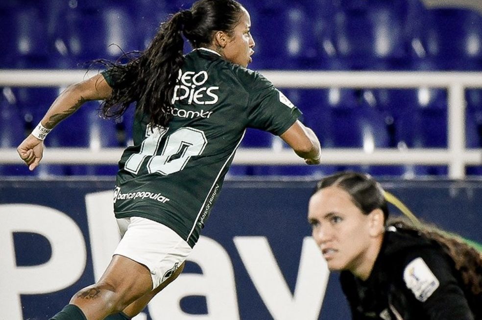 Manuela Pavi, gran figura del partido, celebra uno de sus goles frente a la incredulidad de Katherine Tapia.