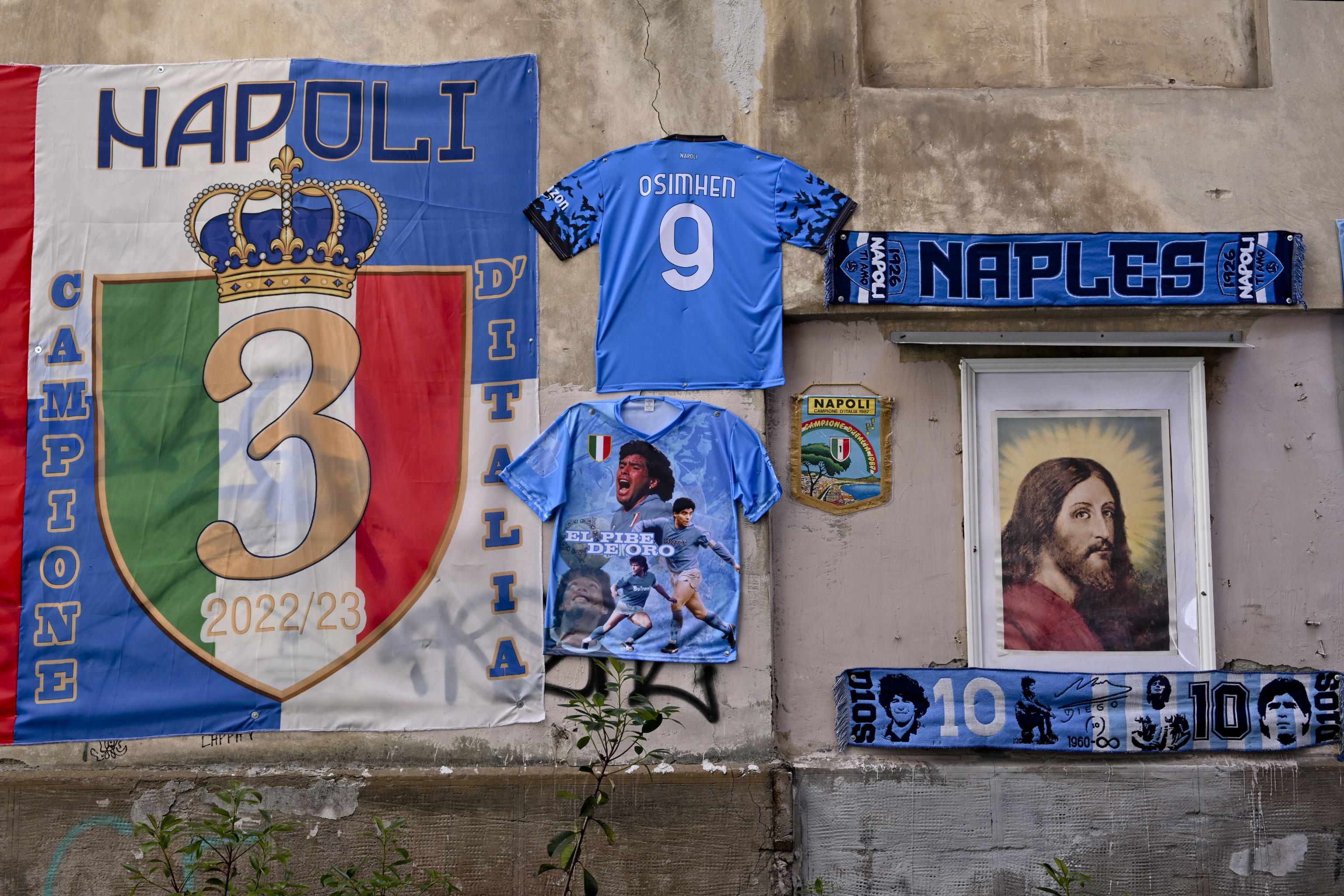 Naples (Italy), 26/04/2023.- Napoli scarves and jerseys hang from a wall in forestalling celebrations of Napoli's anticipated Serie A title, in Naples, Italy, 26 April 2023. (Italia, Nápoles) EFE/EPA/CIRO FUSCO