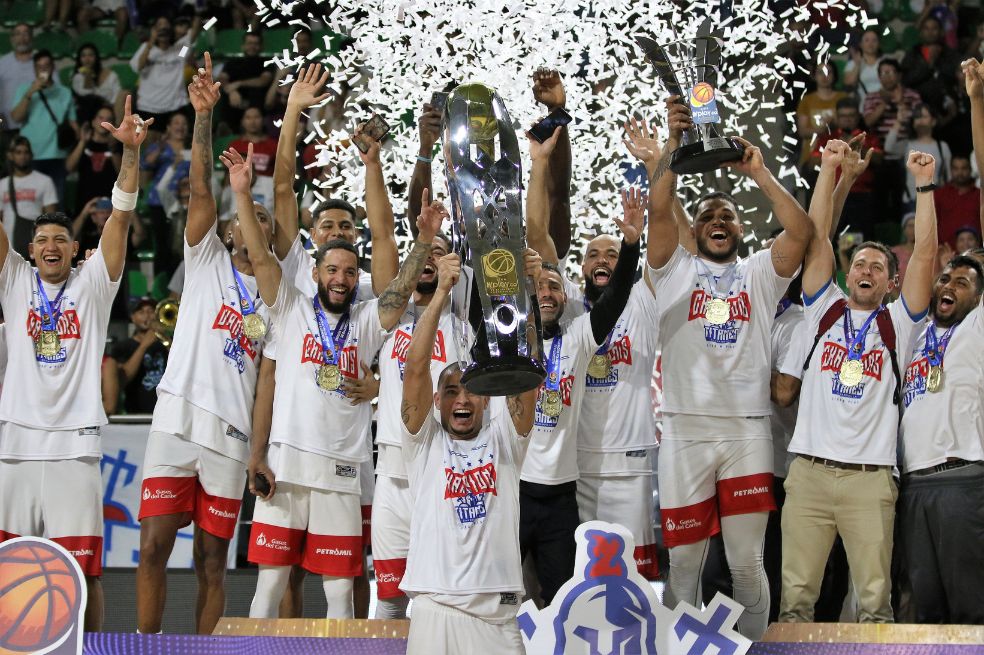 Así levantaron el título los jugadores de Titanes.