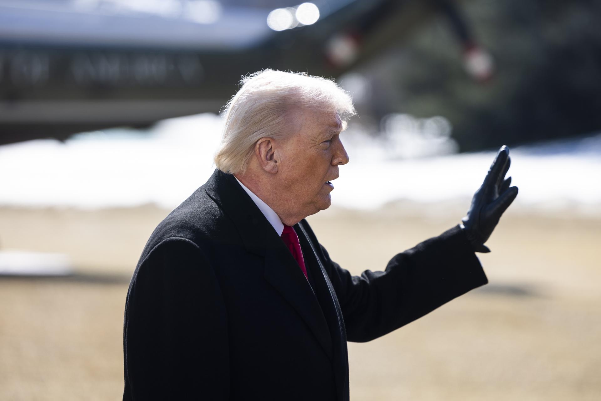 WASHINGTON (United States), 13/02/2026.- US President Donald Trump speaks to reporters as he departs the White House for an event in North Carolina in Washington, DC, USA, 13 February 2026. Trump spoke about the partial government shutdown which will begin at midnight on 14 February. EFE/EPA/JIM LO SCALZO

