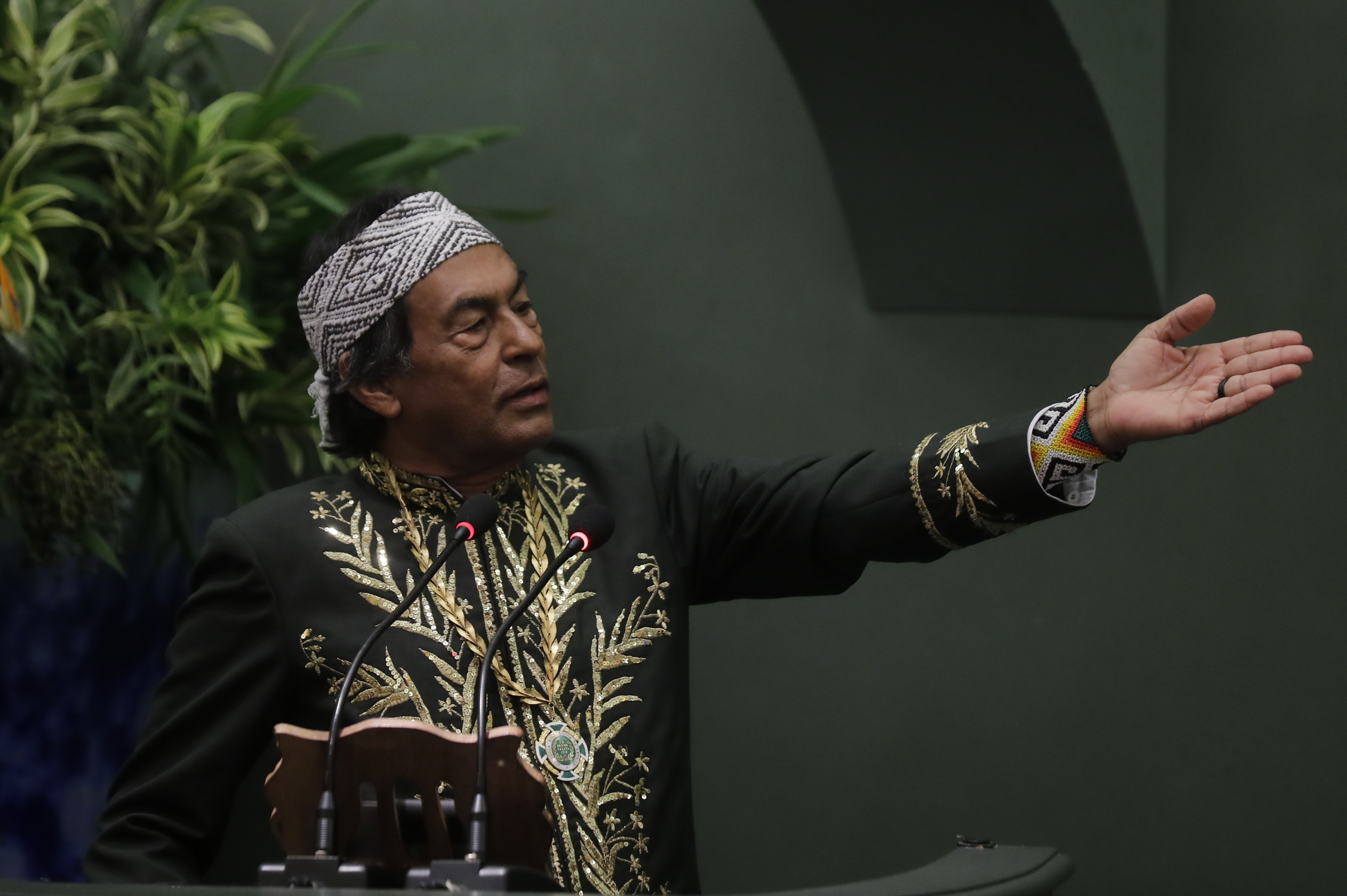 RÍO DE JANEIRO (BRASIL), 05/04/2024.- El ambientalista y escritor Ailton Krenak habla tras recibir el "collar de inmortal" durante la ceremonia de ingreso a la Academia Brasileña de Letras, este viernes, en Río de Janeiro (Brasil). Krenak es el primer indígena en asumir el cargo en la Academia y ocupará la silla número 5, vacante desde la muerte del politólogo e historiador José Murilo de Carvalho, en agosto de 2023. El líder indígena superó en la elección a la historiadora Mary Del Priore, que obtuvo 12 votos, y al indígena Daniel Mundurukú, que obtuvo 4. EFE/André Coelho