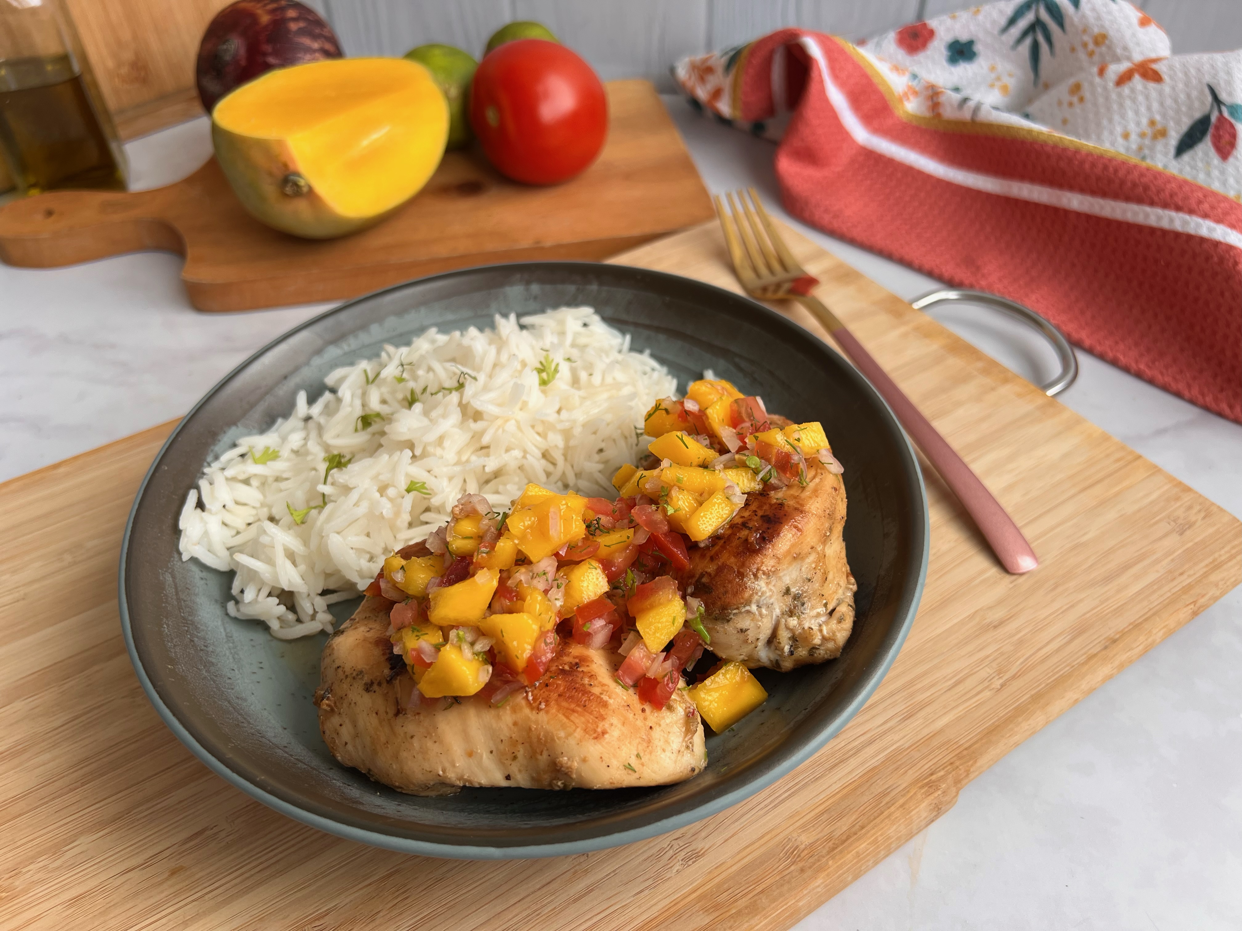 En 30 minutos prepara esta pechuga con ceviche de mango