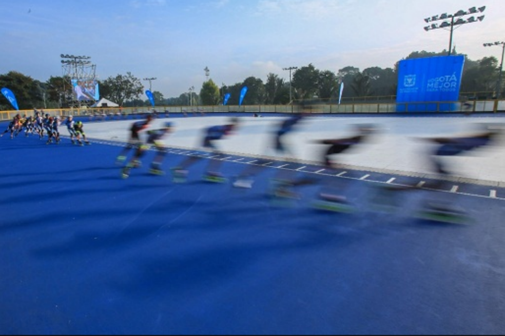 Deportistas estrenan renovada pista de patinaje en Bogotá