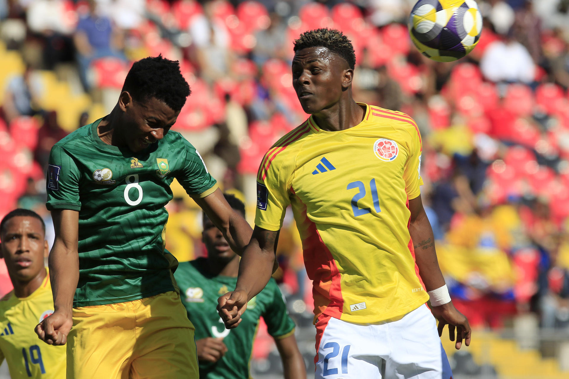 GR3021. TALCA (CHILE), 08/10/2025.- Néiser Villarreal (d) de Colombia disputa el balón con Gomolemo Leviy de Sudáfrica este miércoles, en un partido de octavos de final de la Copa Mundial Sub-20 entre Colombia y Sudáfrica en el estadio Fiscal de Talca, en Talca (Chile). EFE/ Benjamín Hernández