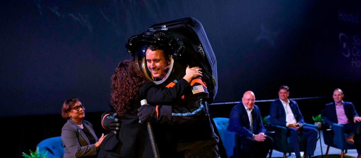 La NASA presentó el nuevo traje espacial que se adapta mejor a las mujeres