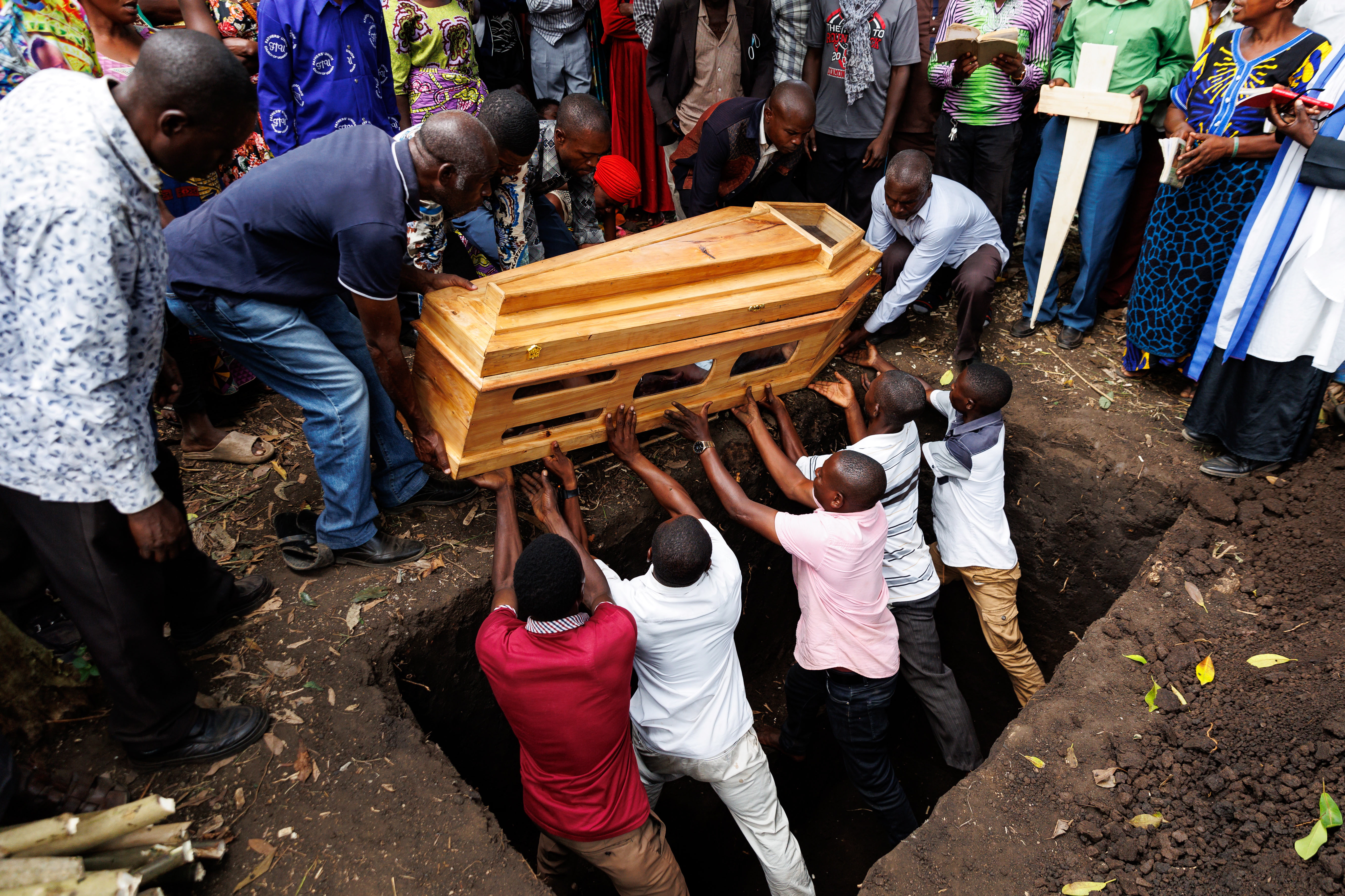 Mpondwe (Uganda), 18/06/2023.- People lower a coffin into a grave during the funeral for one of the victims of an attack at a school, in Mpondwe, Uganda, 18 June 2023. At least 37 people were killed in an attack on a secondary school in the Kasese district on the evening of 16 June, according to the spokesperson of the Ministry of Defence and Veteran Affairs in Uganda. The ministry blamed the attack on suspected militants of the Allied Democratic Forces (ADF). (Atentado) EFE/EPA/LUKE DRAY