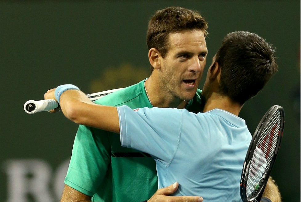 El argentino Juan Martín del Potro se saluda con el serbio Novak Djokovic tras el partido por tercera ronda en Indian Wells. / AFP