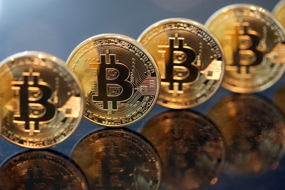 Bitcoin se desploma 18% tras negativa de reguladores estadounidenses