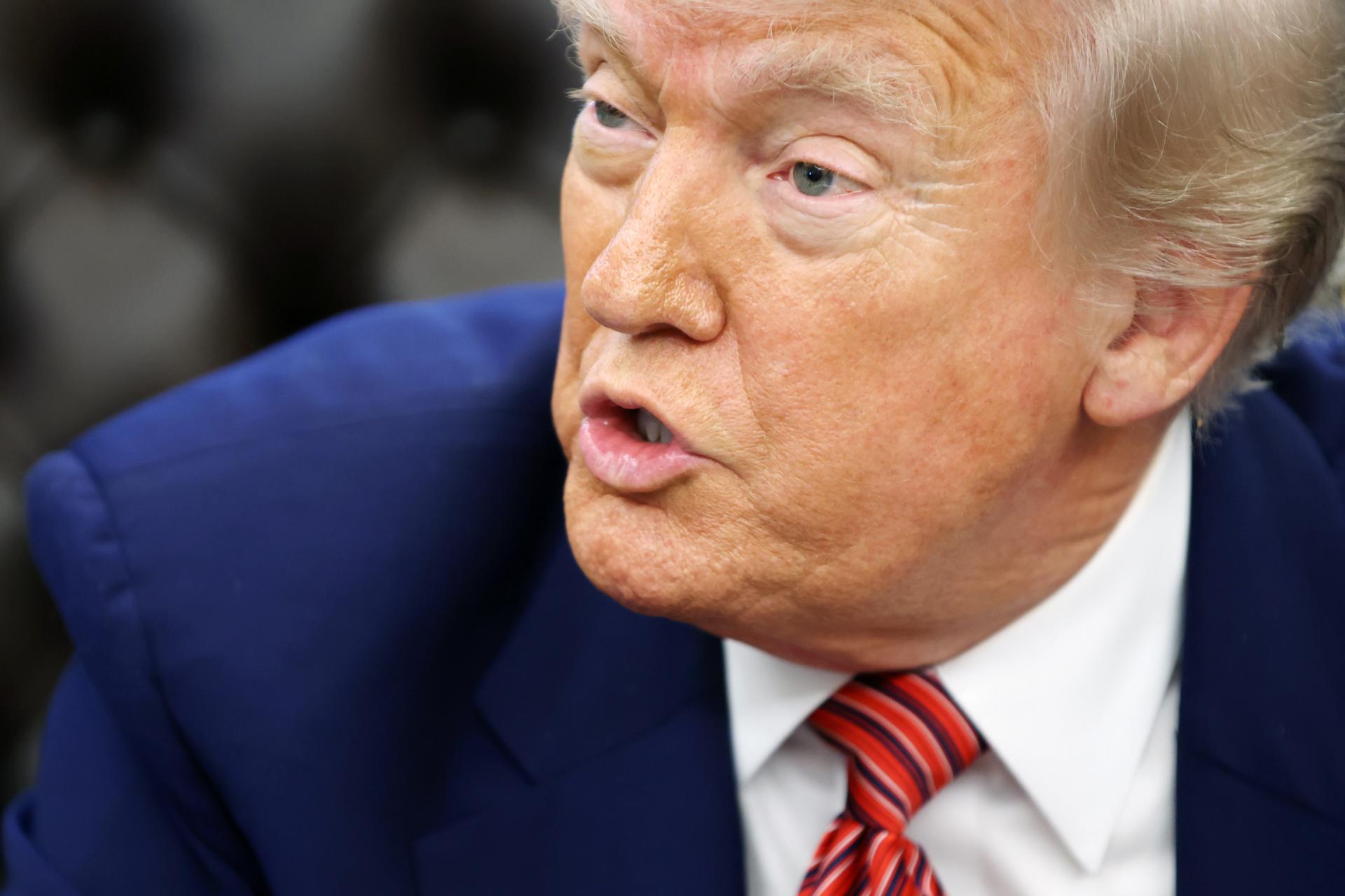 Trump amenaza a Apple y otras compañías con aranceles del 25 %