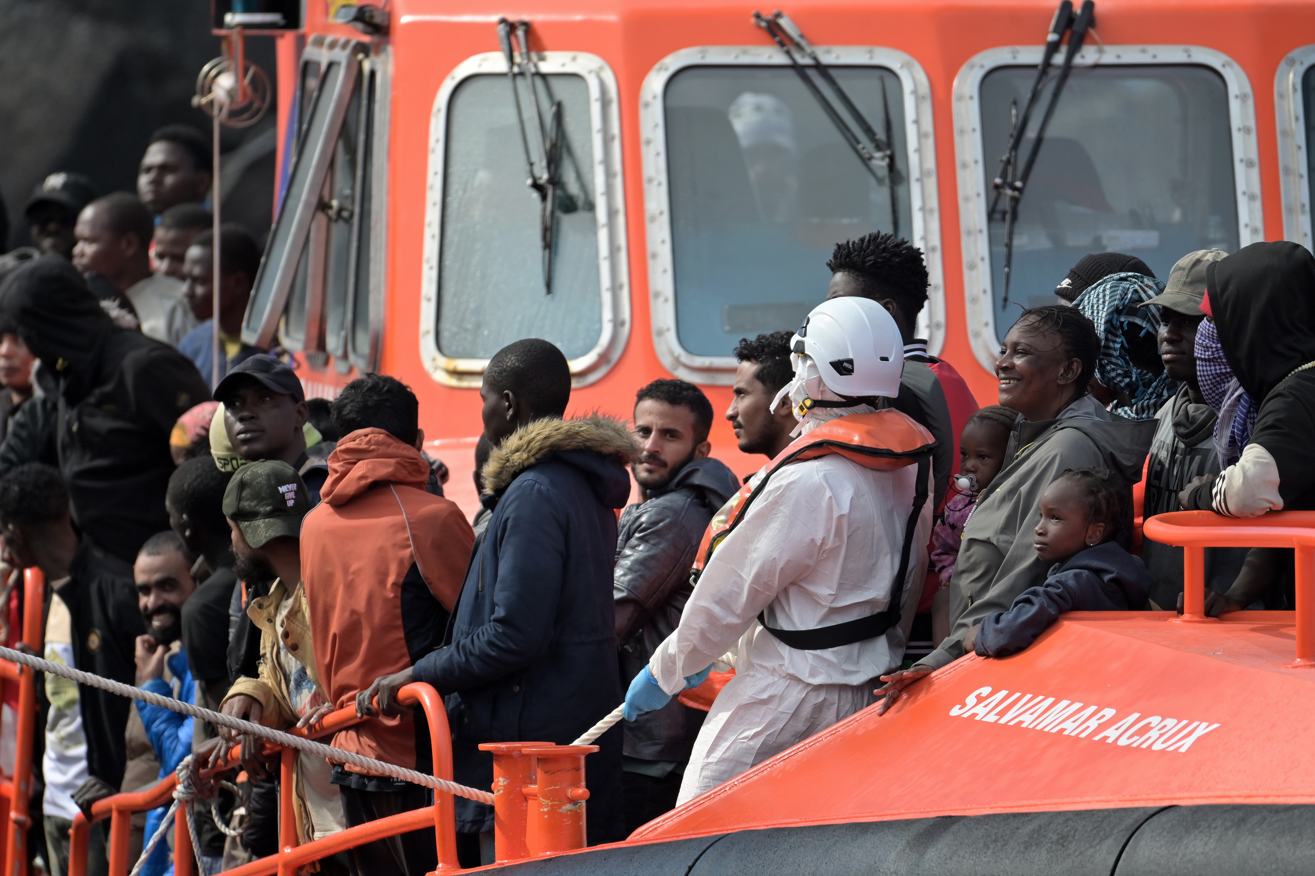 LA RESTINGA (EL HIERRO), 26/11/2024.- El buque de Salvamento Marítimo Salvamar Acrux ha rescatado este martes a unas 35 millas de la isla de El Hierro a una segunda embarcación con 165 inmigrantes a bordo, entre los cuales se encuentran 20 mujeres y varias personas originarias de Yemen. EFE/ Gelmert Finol