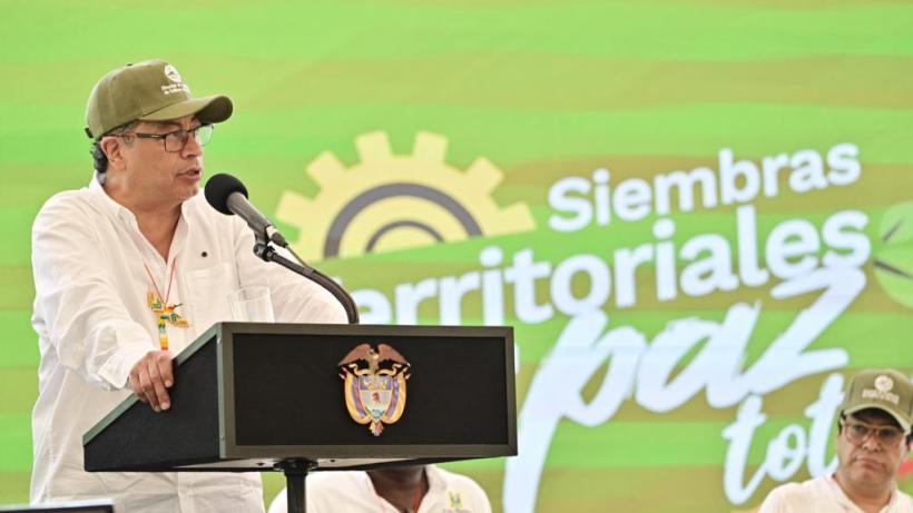 Petro insta al ELN a lograr un cese al fuego territorial y llama a definir lugar