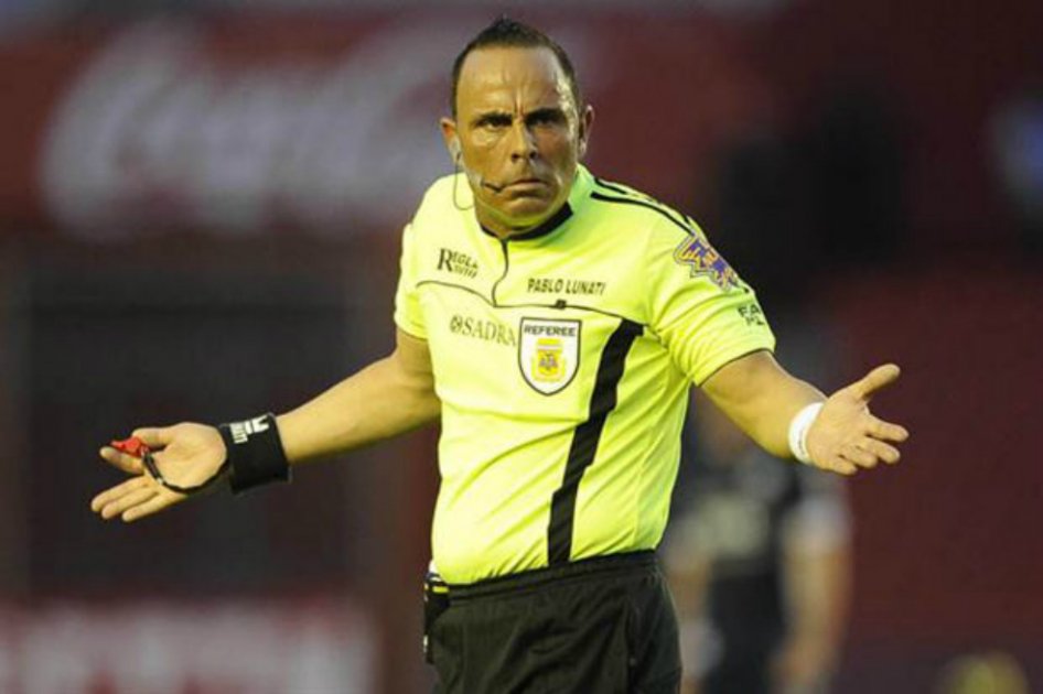 Fisco argentino cerca árbitros de fútbol en medio del escándalo FIFA