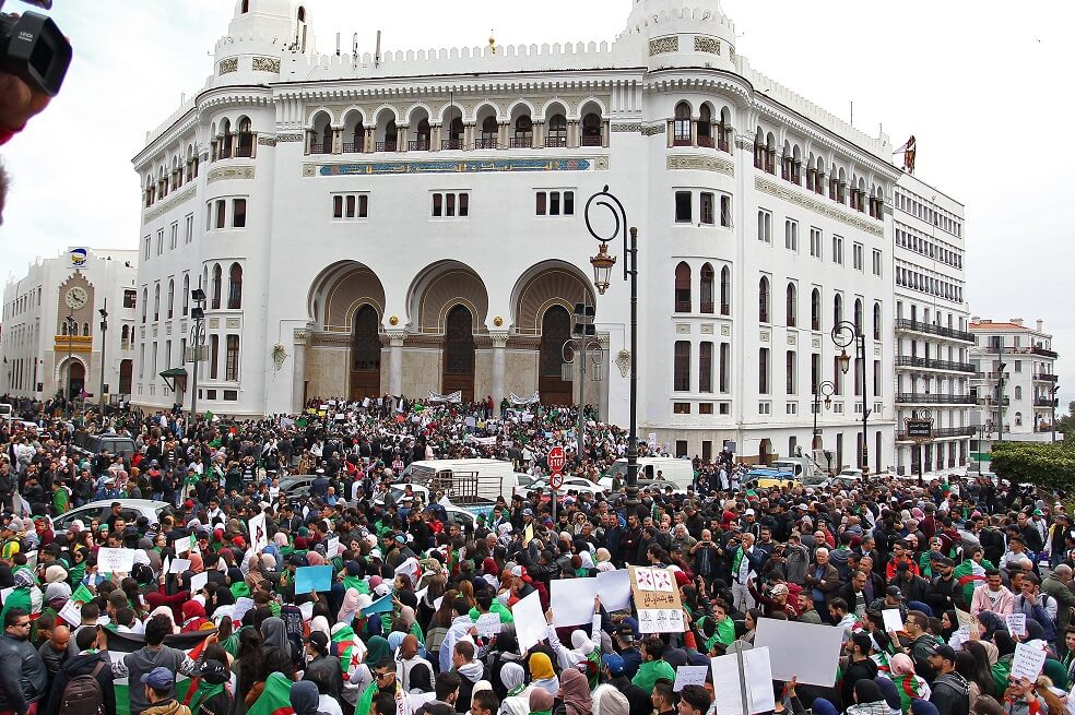 Estudiantes y profesores protestan contra Buteflika en día de la independencia de Argelia