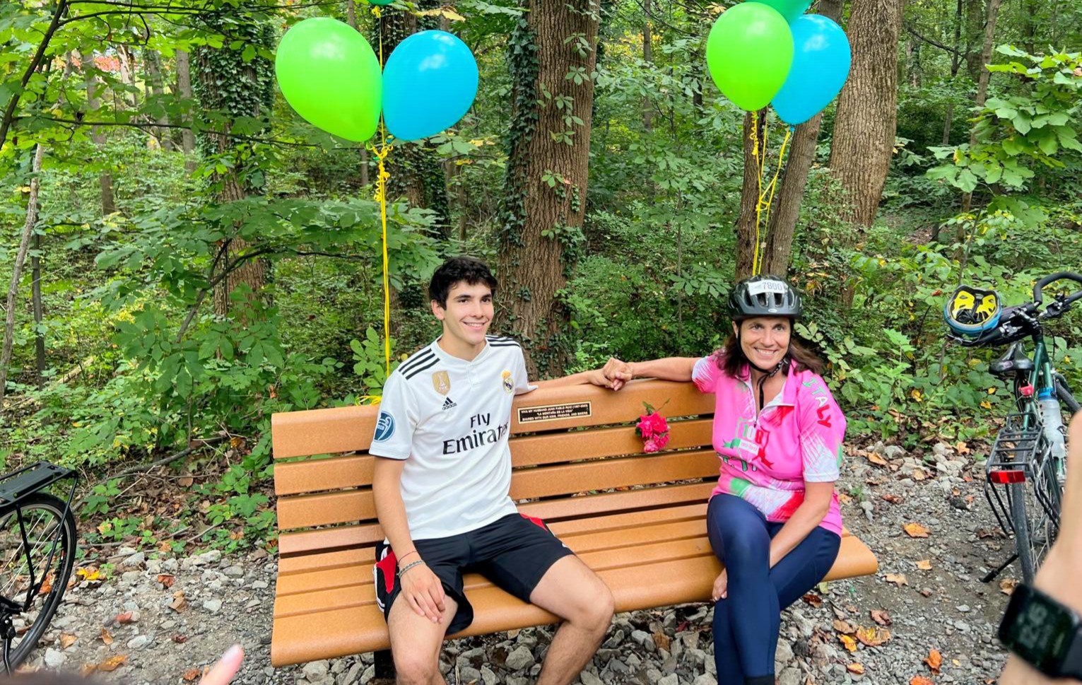 Una banca en el camino de bicicletas que tomaba a su trabajo en Washington es el homenaje de su esposa Paola (en la foto al lado de "Sipi") a Juan Pablo Ruiz, dos años después de su muerte.