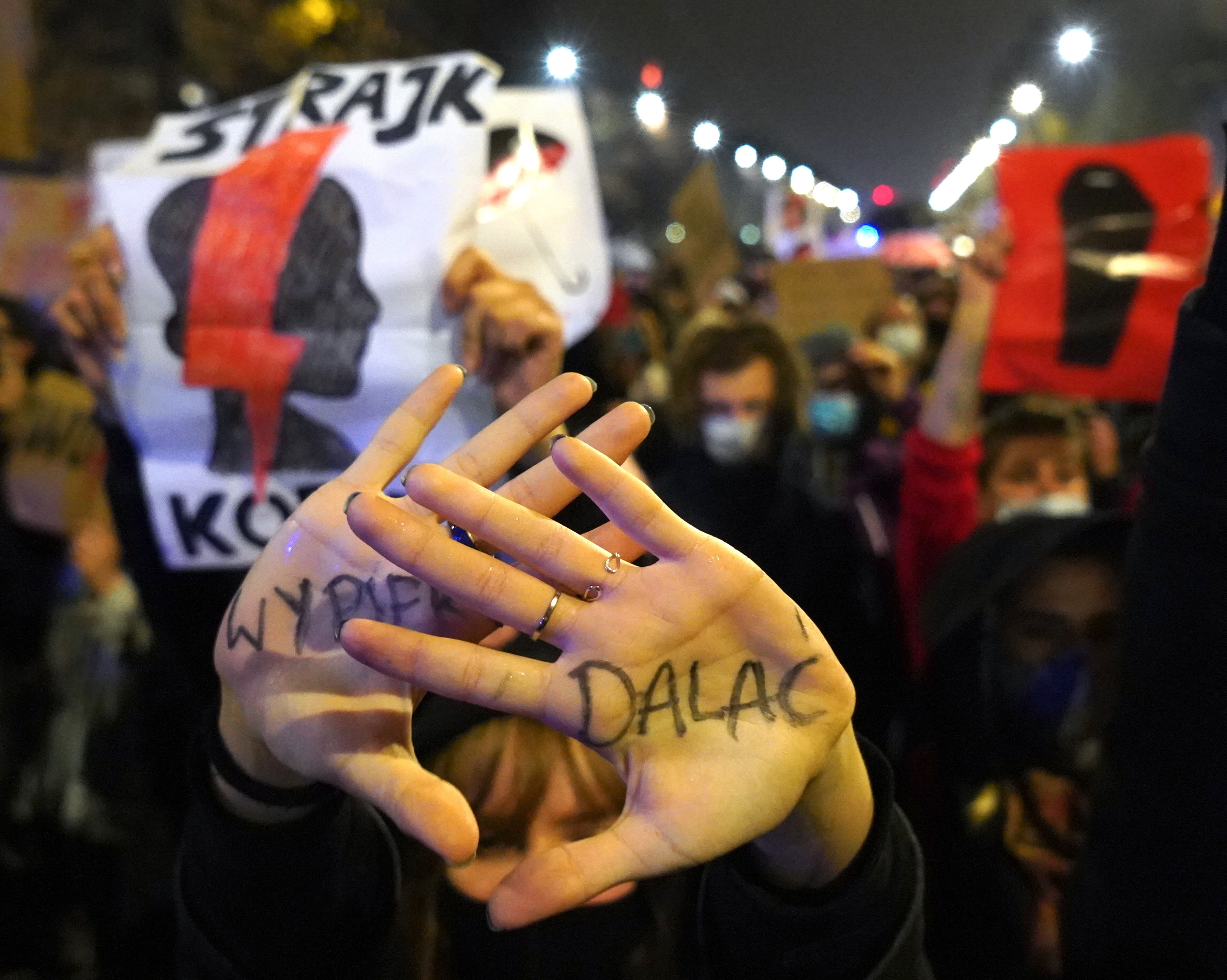 Miles de personas asisten a una manifestación contra una decisión del Tribunal Constitucional sobre la restricción de la ley del aborto, en Varsovia, Polonia (Photo by JANEK SKARZYNSKI / AFP)