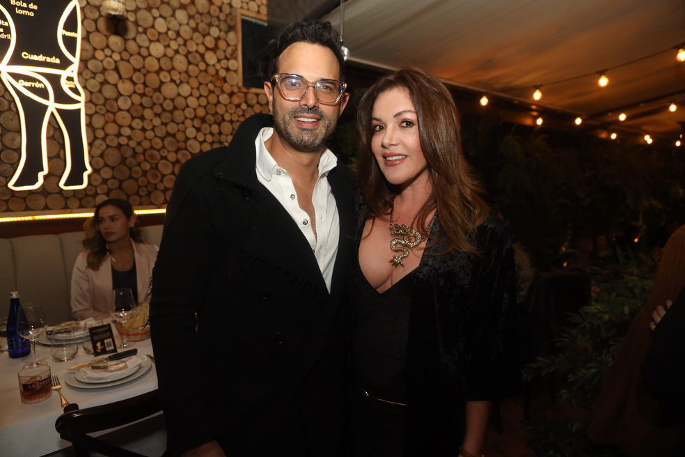 Alejandro Estrada y Nataly Umaña celebran su amor en aniversario de restaurante