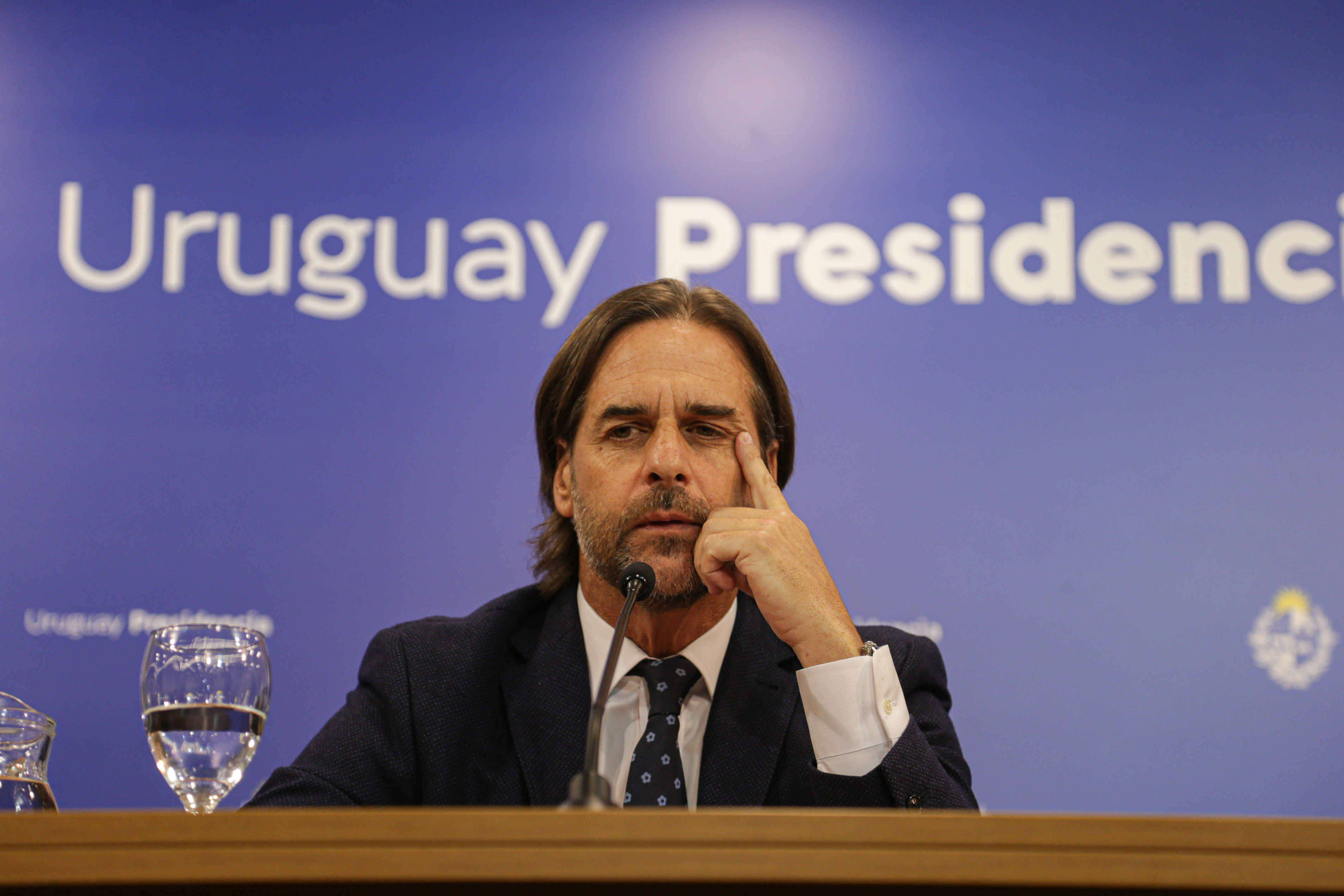 AME4380. MONTEVIDEO (URUGUAY), 04/11/2023.- El presidente de Uruguay, Luis Lacalle Pou, habla durante una conferencia de prensa hoy, en Montevideo (Uruguay). El presidente de Uruguay, Luis Lacalle Pou, anunció este sábado el nombramiento de los nuevos ministros de Relaciones Exteriores e Interior ante la renuncia de los titulares de estas carteras por el caso de unos audios divulgados por el caso del presunto narcotraficante Sebastián Marset. EFE/ Gastón Britos