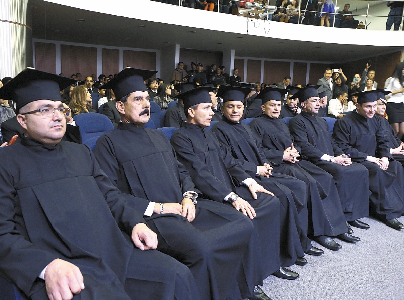 En vilo los títulos de abogados de ex “paras”